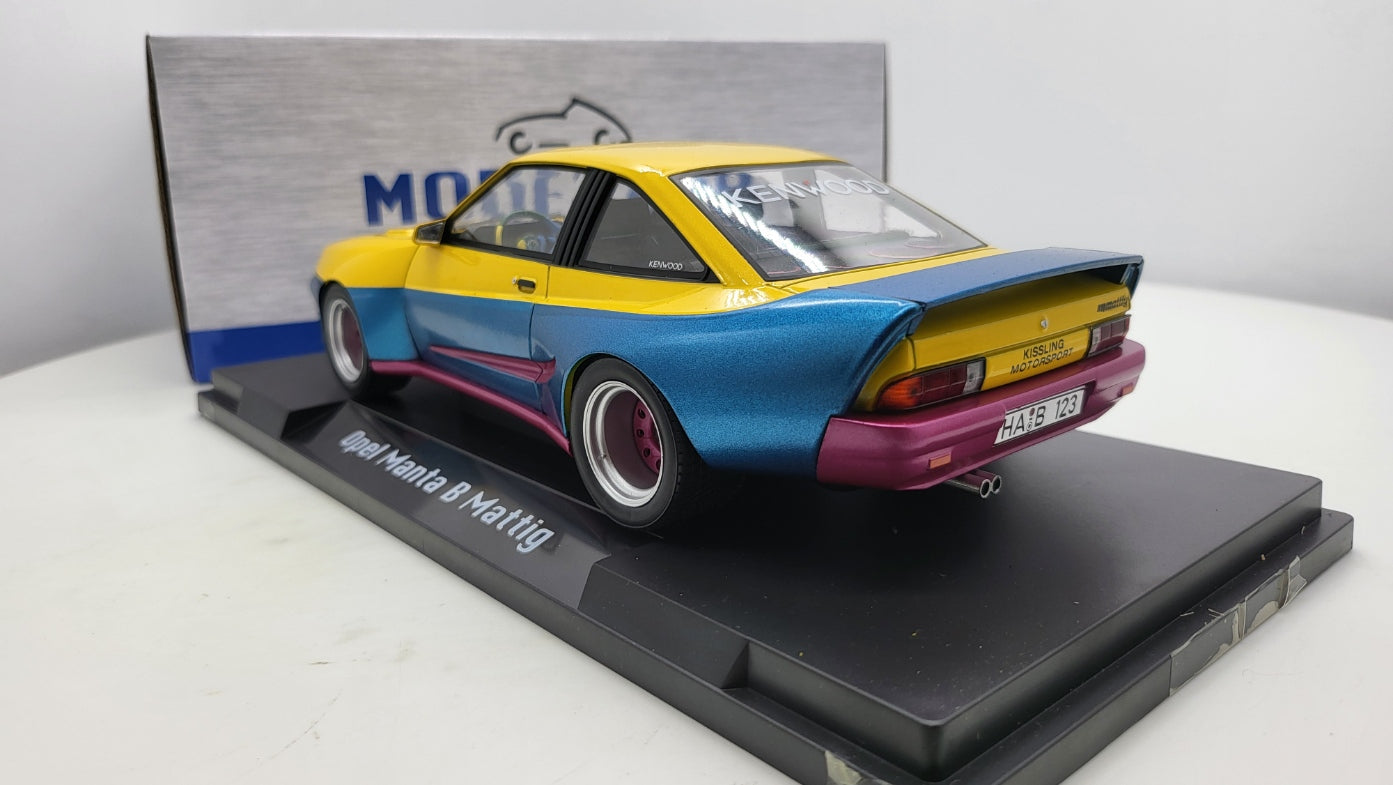 MCG: Opel Manta B Mattig Geel/Blauw - Schaal 1:18