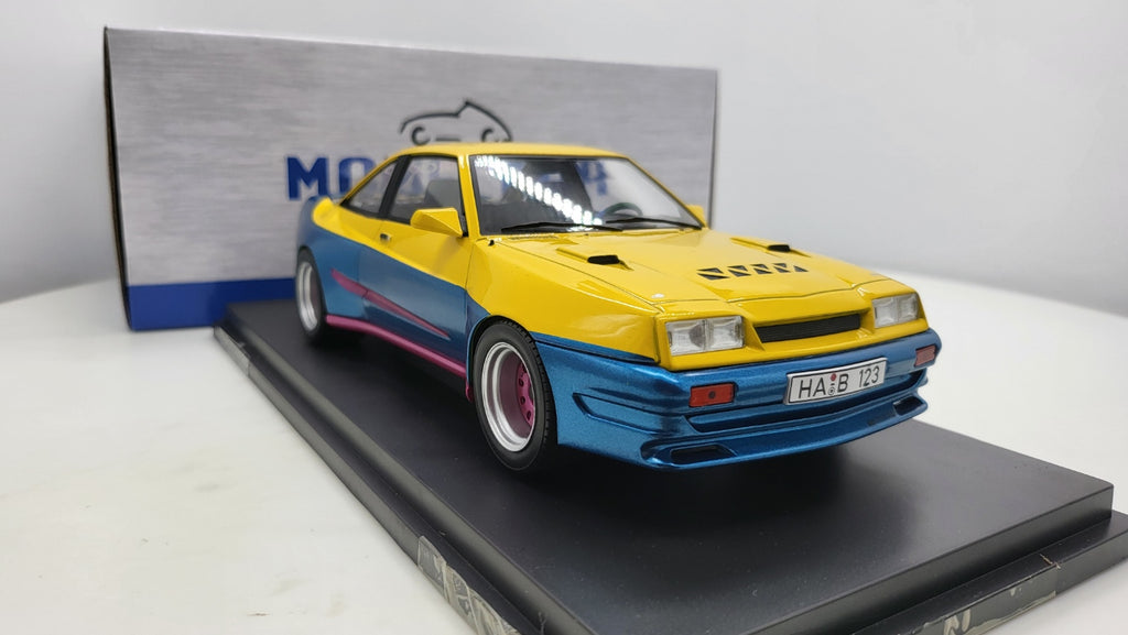 MCG: Opel Manta B Mattig Geel/Blauw - Schaal 1:18