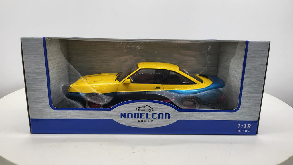 MCG: Opel Manta B Mattig Geel/Blauw - Schaal 1:18