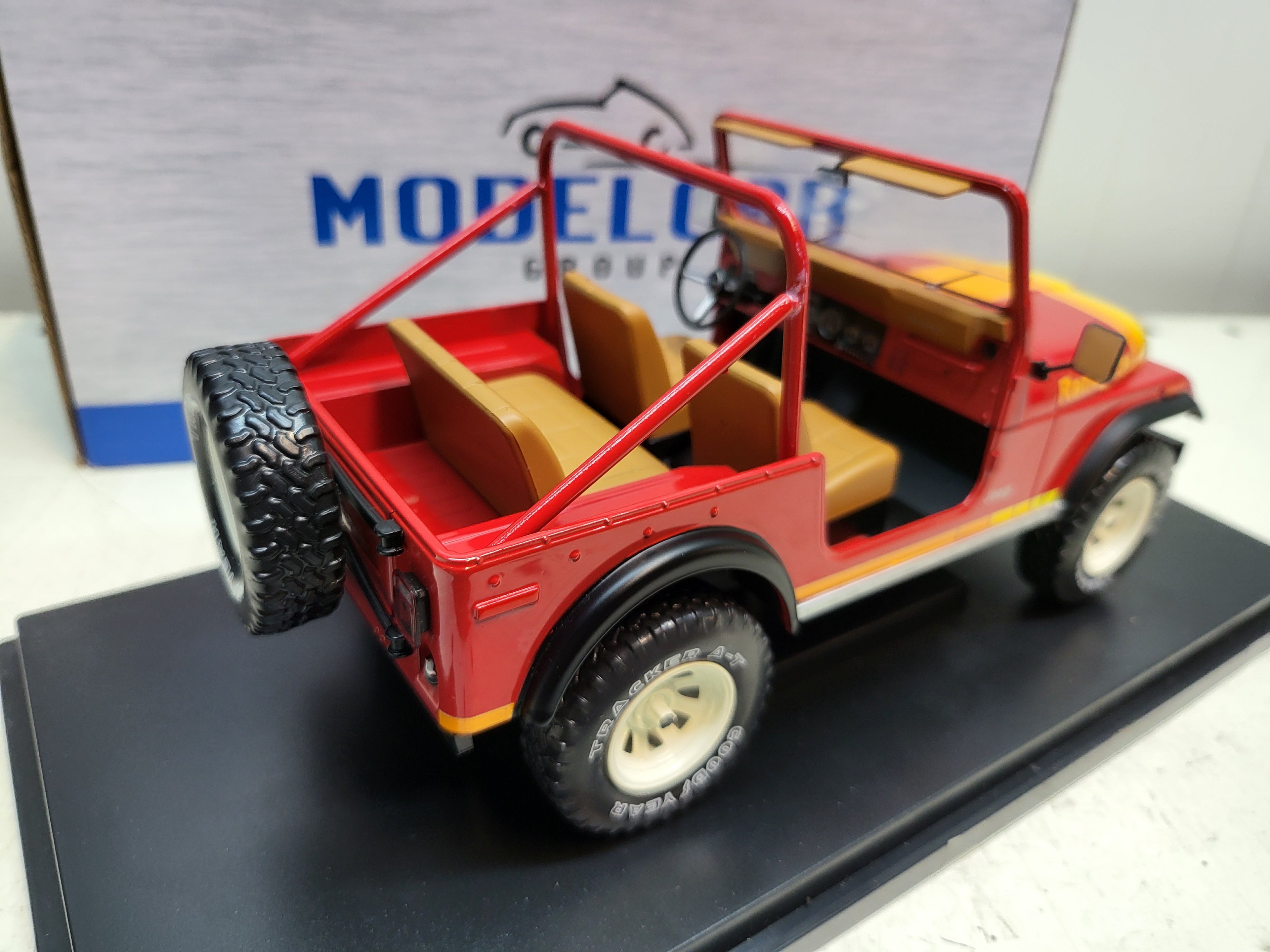 MCG: Jeep CJ-7 Renegade Rood (1980) - Schaal 1:18