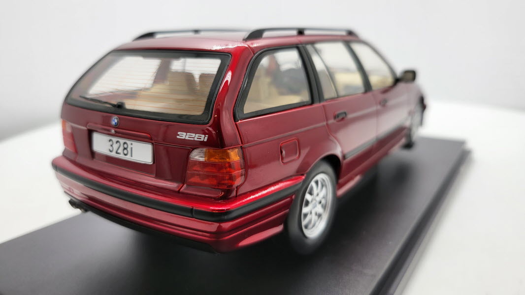 BMW 328i E36 Touring bordeauxrood metallic – MCG 1:18