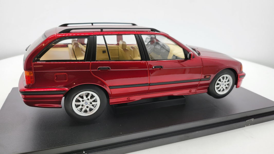 BMW 328i E36 Touring bordeauxrood metallic – MCG 1:18