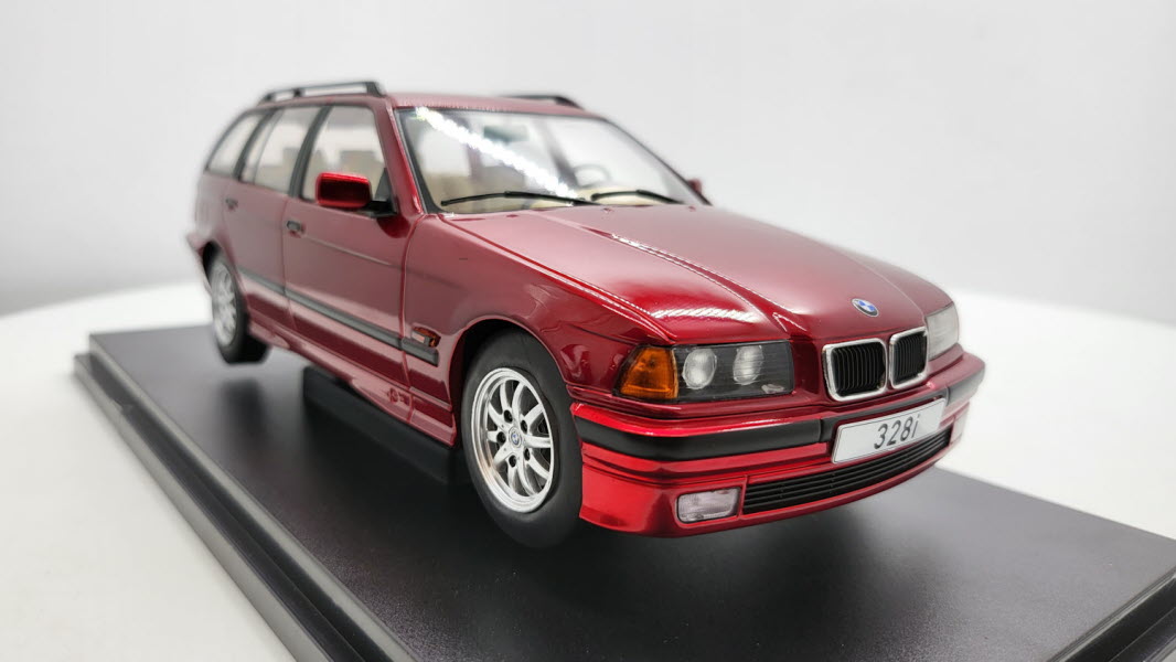 BMW 328i E36 Touring bordeauxrood metallic – MCG 1:18