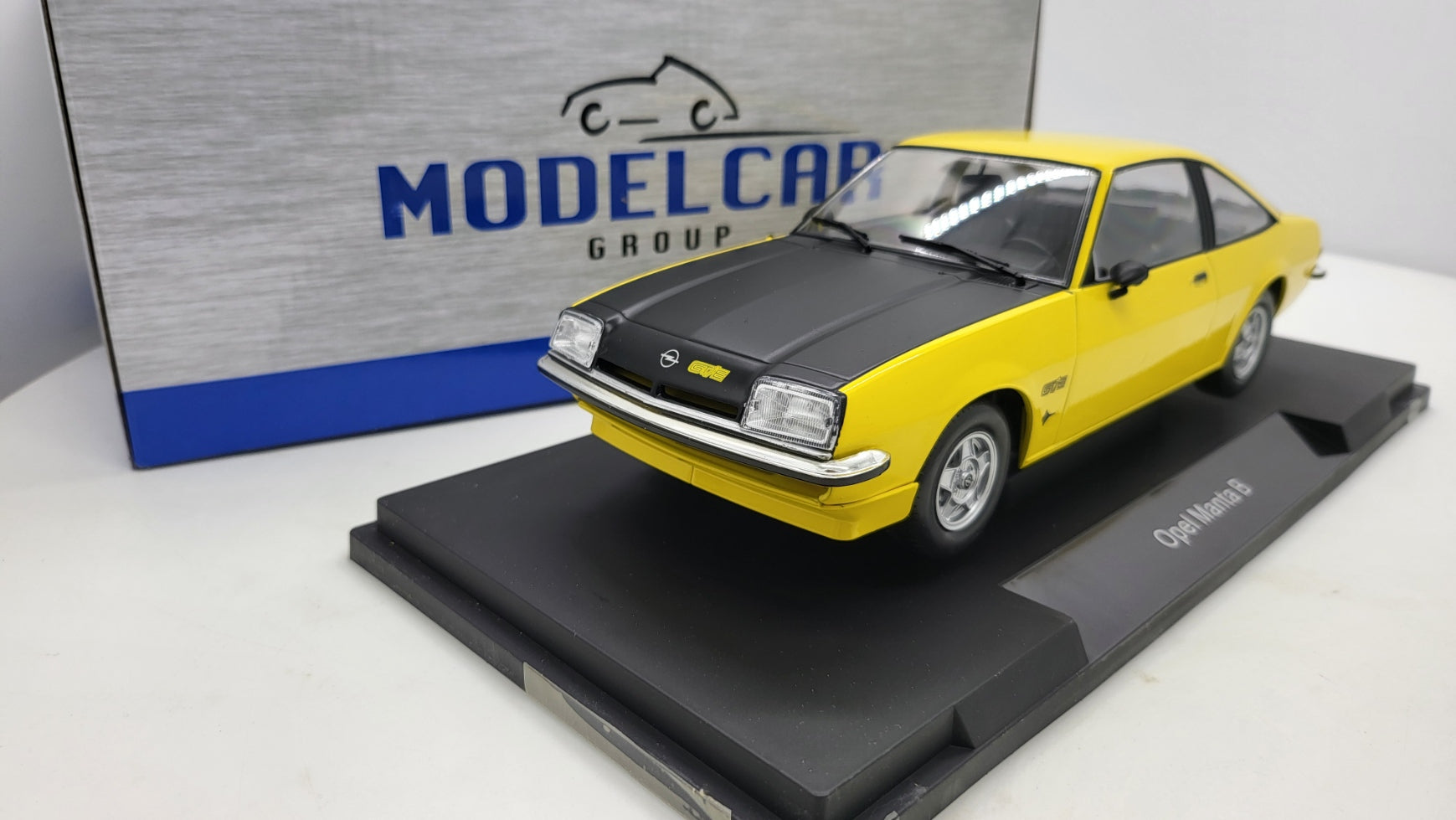 MCG: Opel Manta B GT/E Geel (1975) - Schaal 1:18