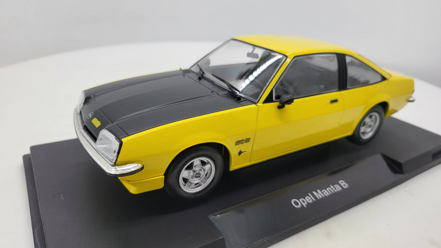 MCG: Opel Manta B GT/E Geel (1975) - Schaal 1:18