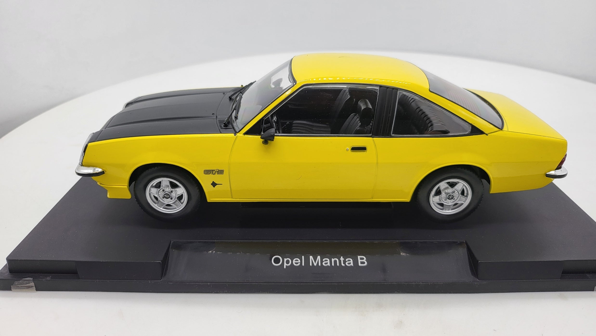 MCG: Opel Manta B GT/E Geel (1975) - Schaal 1:18