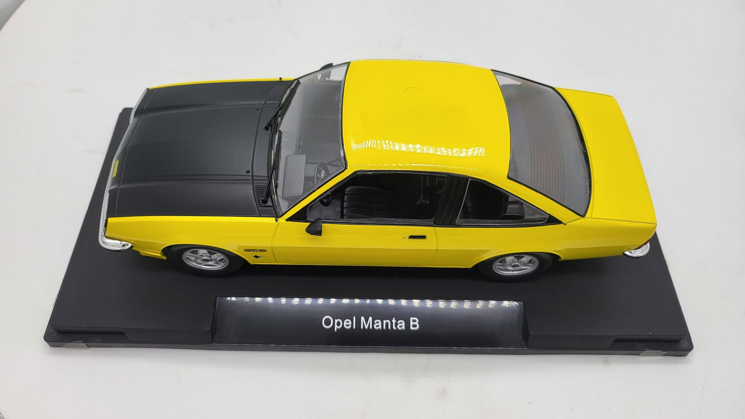 MCG: Opel Manta B GT/E Geel (1975) - Schaal 1:18