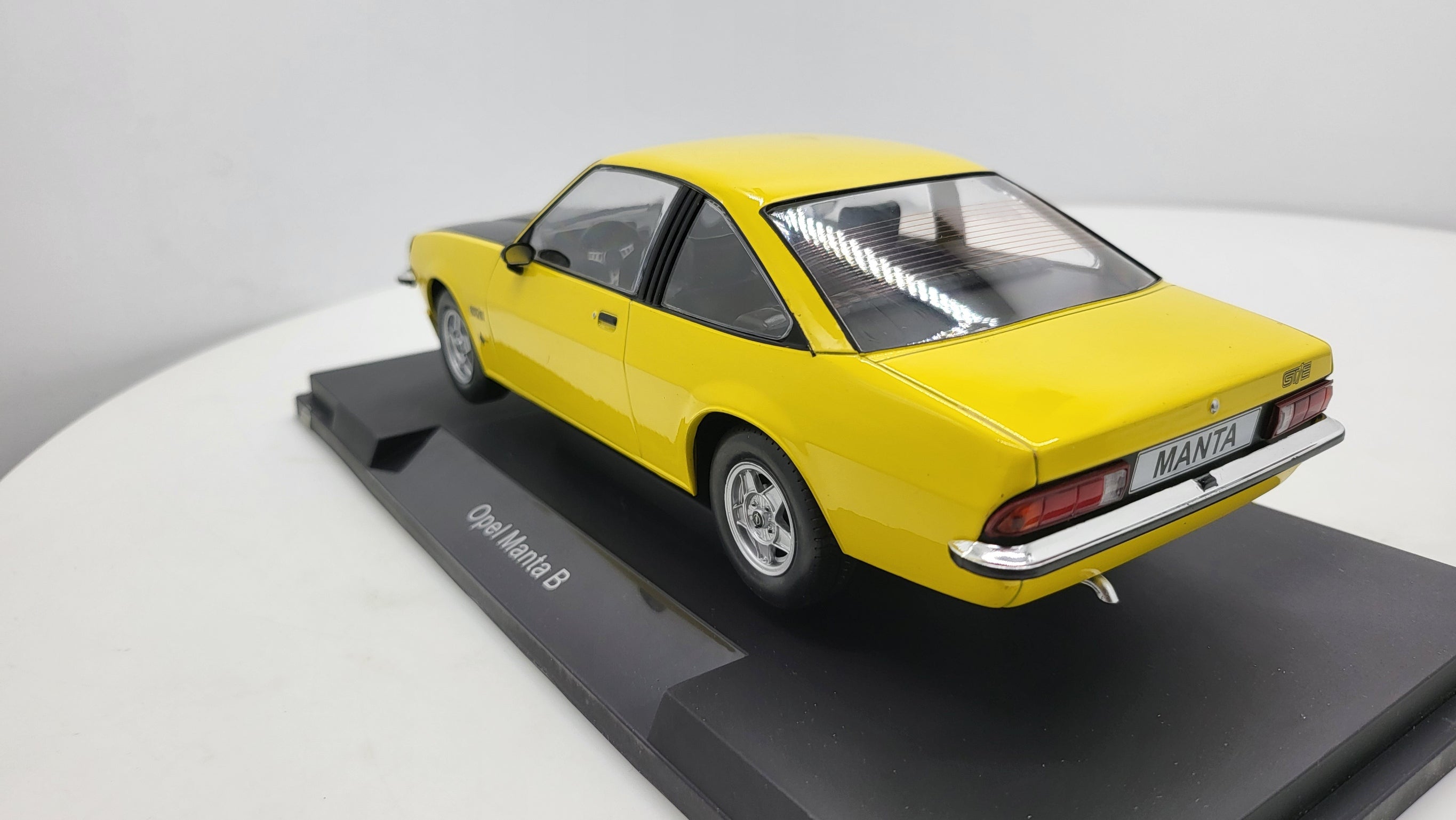 MCG: Opel Manta B GT/E Geel (1975) - Schaal 1:18