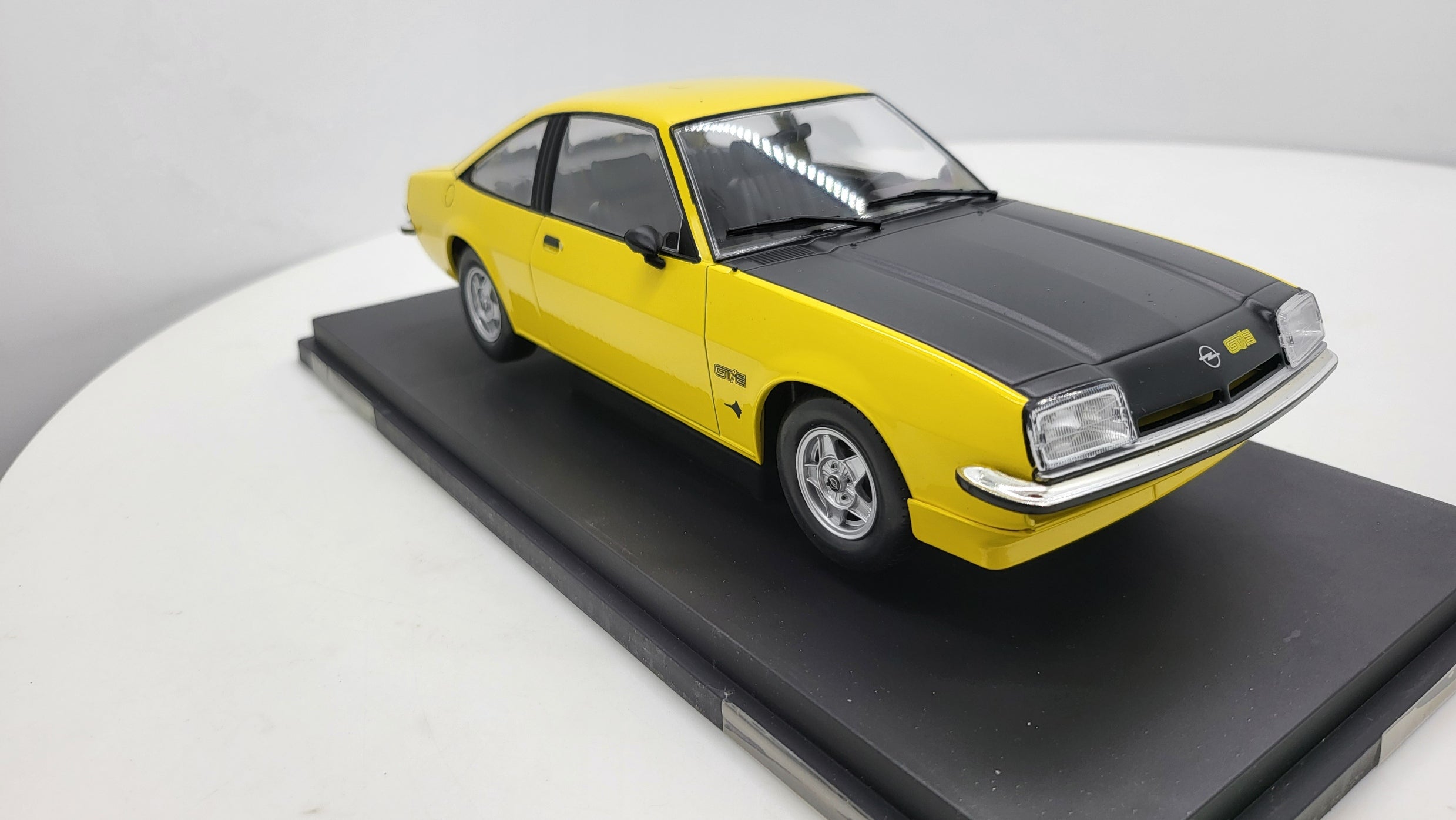MCG: Opel Manta B GT/E Geel (1975) - Schaal 1:18