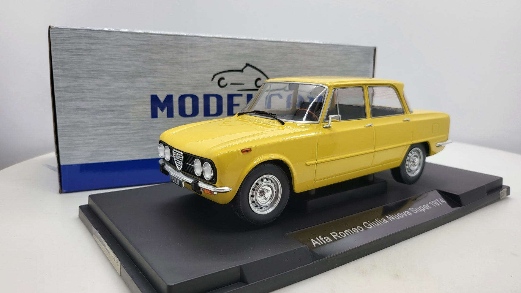 Alfa Romeo Giulia Nuova Super Licht Geel 1974 MCG 1:18