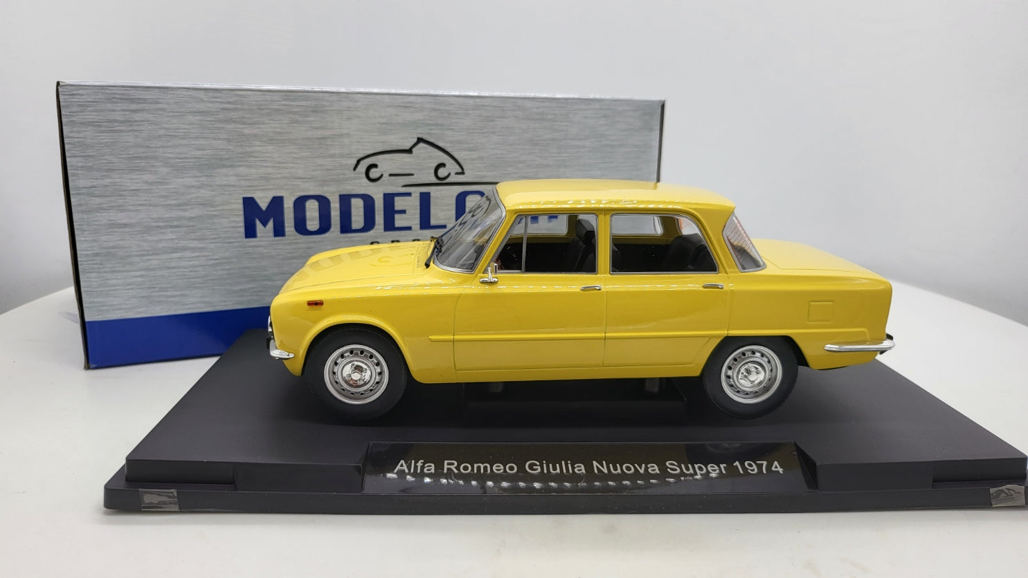 Alfa Romeo Giulia Nuova Super Licht Geel 1974 MCG 1:18