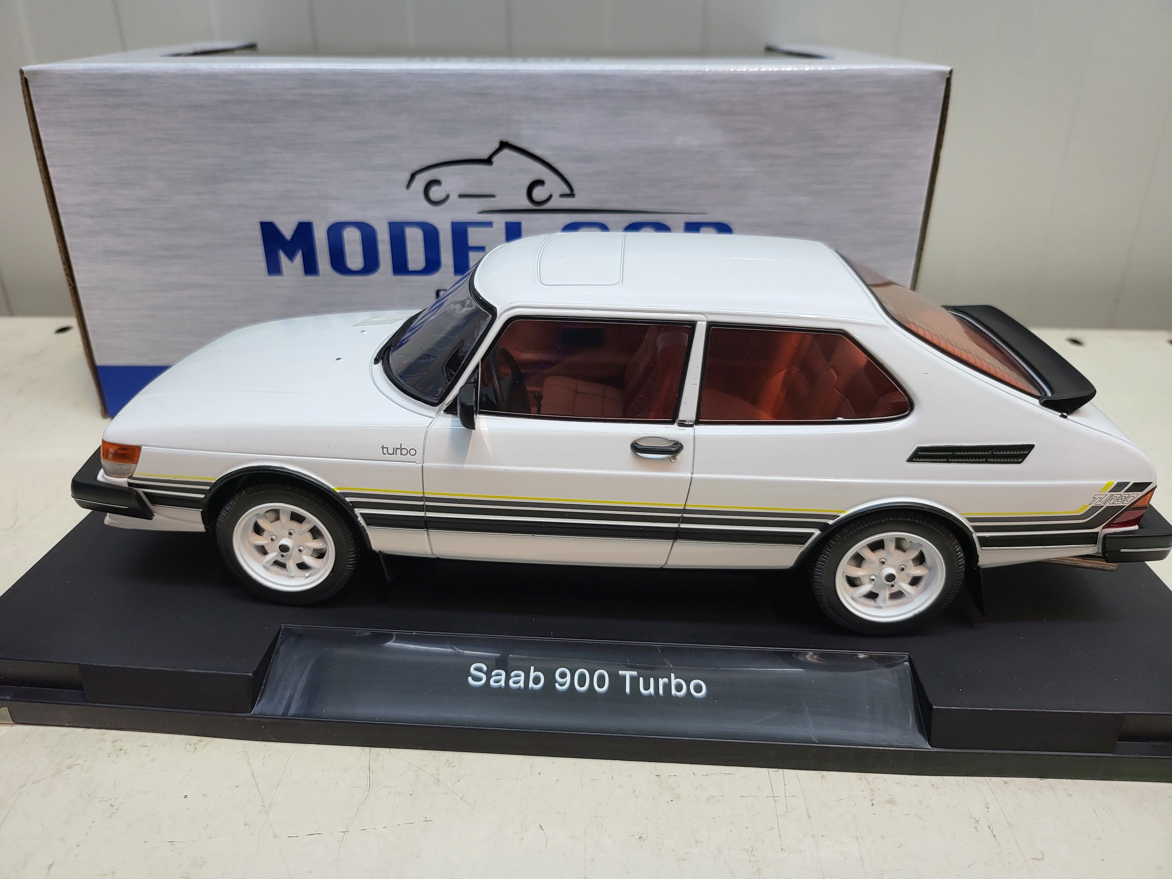 MCG: Saab 900 Turbo Wit (1981) - Schaal 1:18