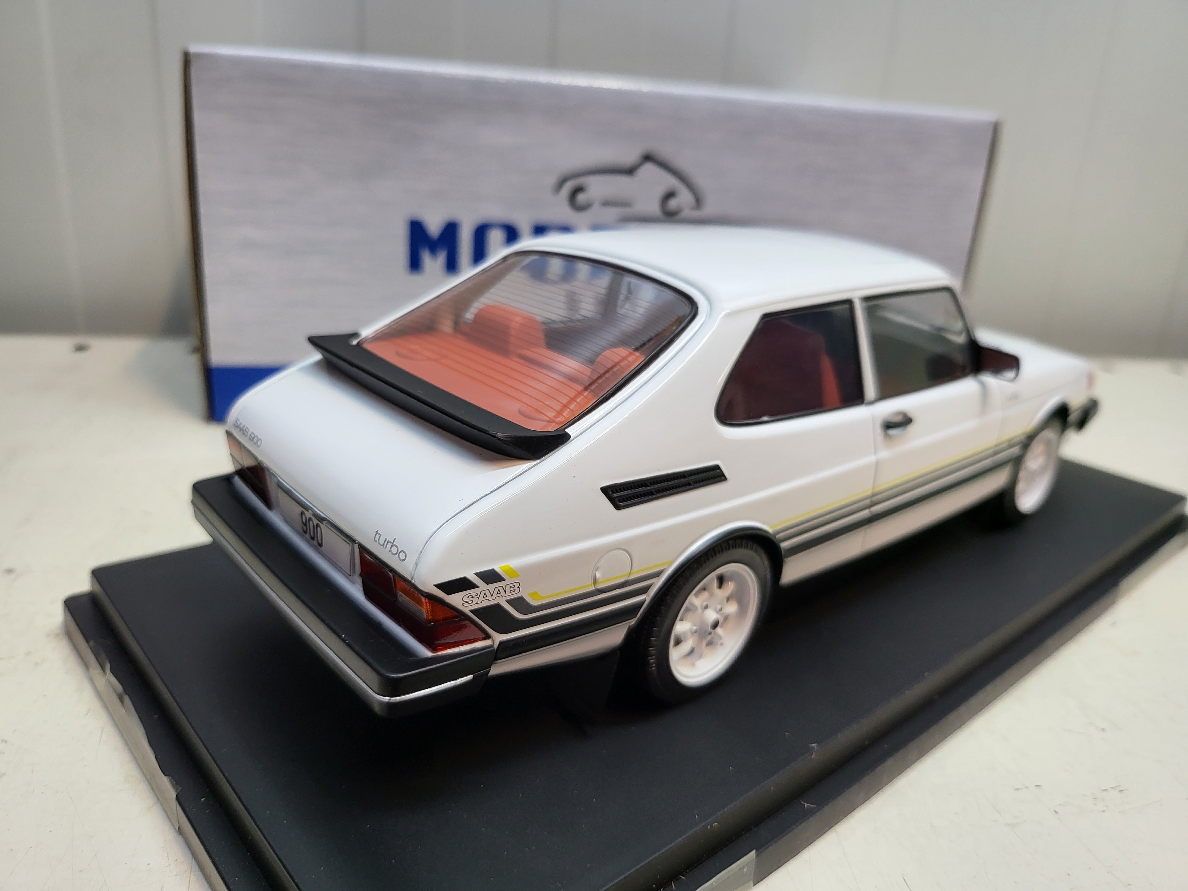 MCG: Saab 900 Turbo Wit (1981) - Schaal 1:18