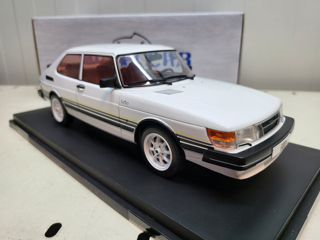 MCG: Saab 900 Turbo Wit (1981) - Schaal 1:18