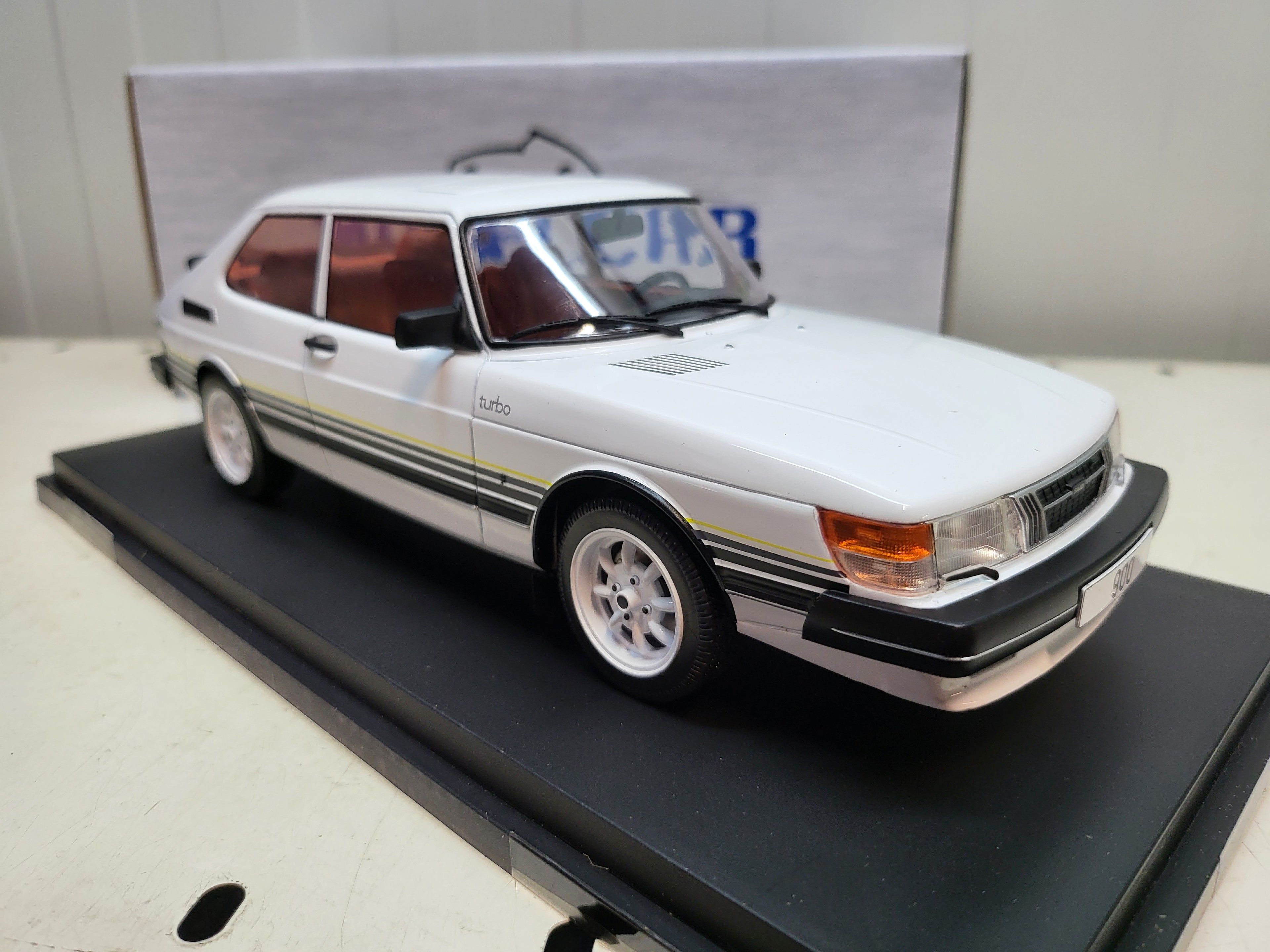 MCG: Saab 900 Turbo Wit (1981) - Schaal 1:18