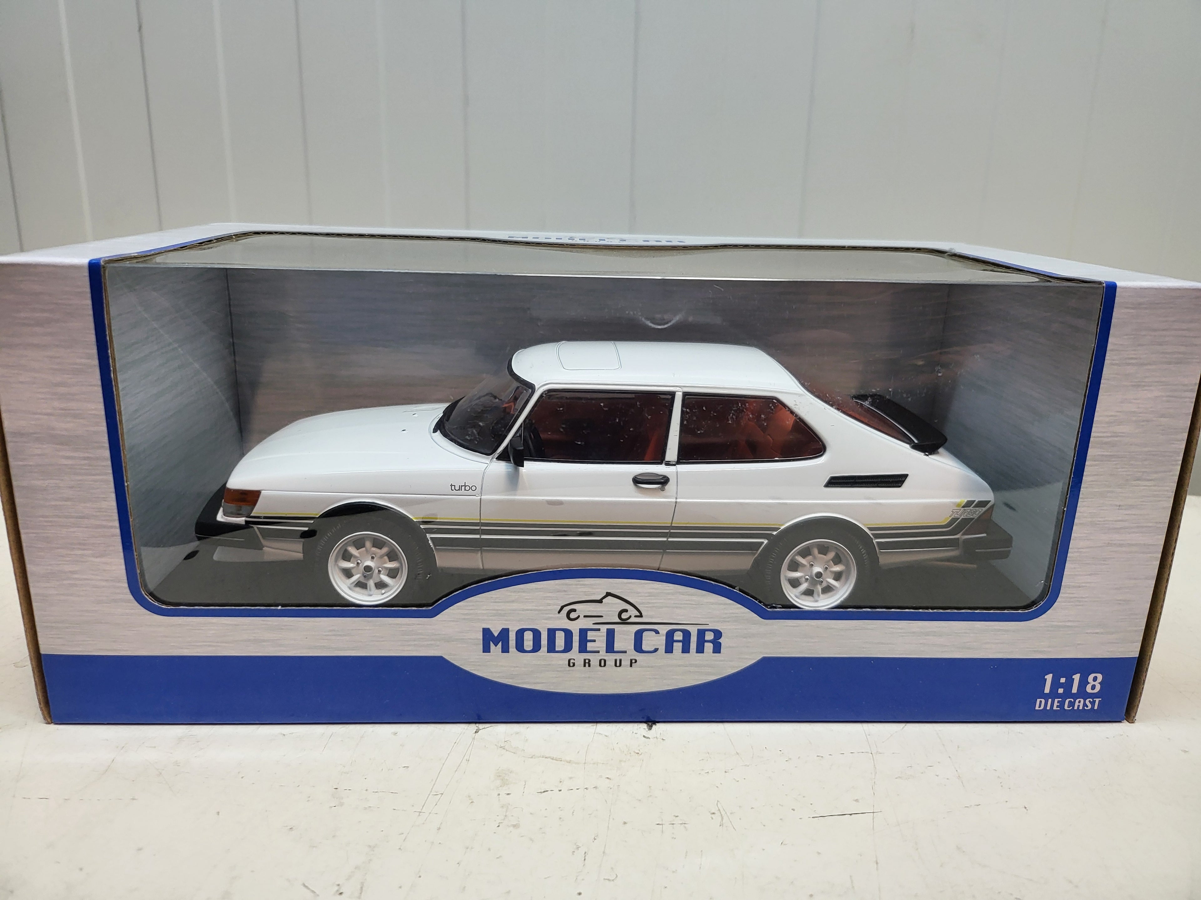 MCG: Saab 900 Turbo Wit (1981) - Schaal 1:18