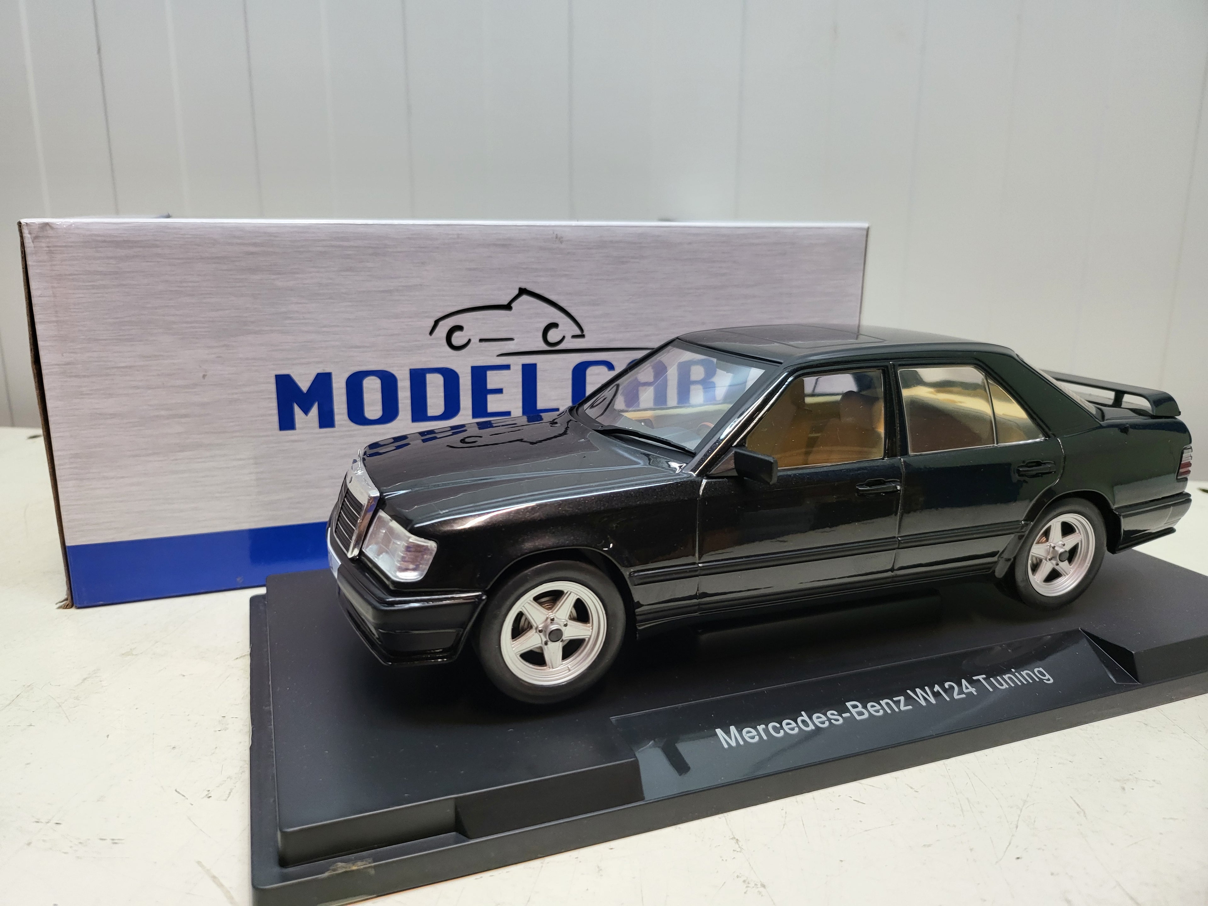 MCG: Mercedes-Benz W124 Tuning Zwart (1986) - Schaal 1:18