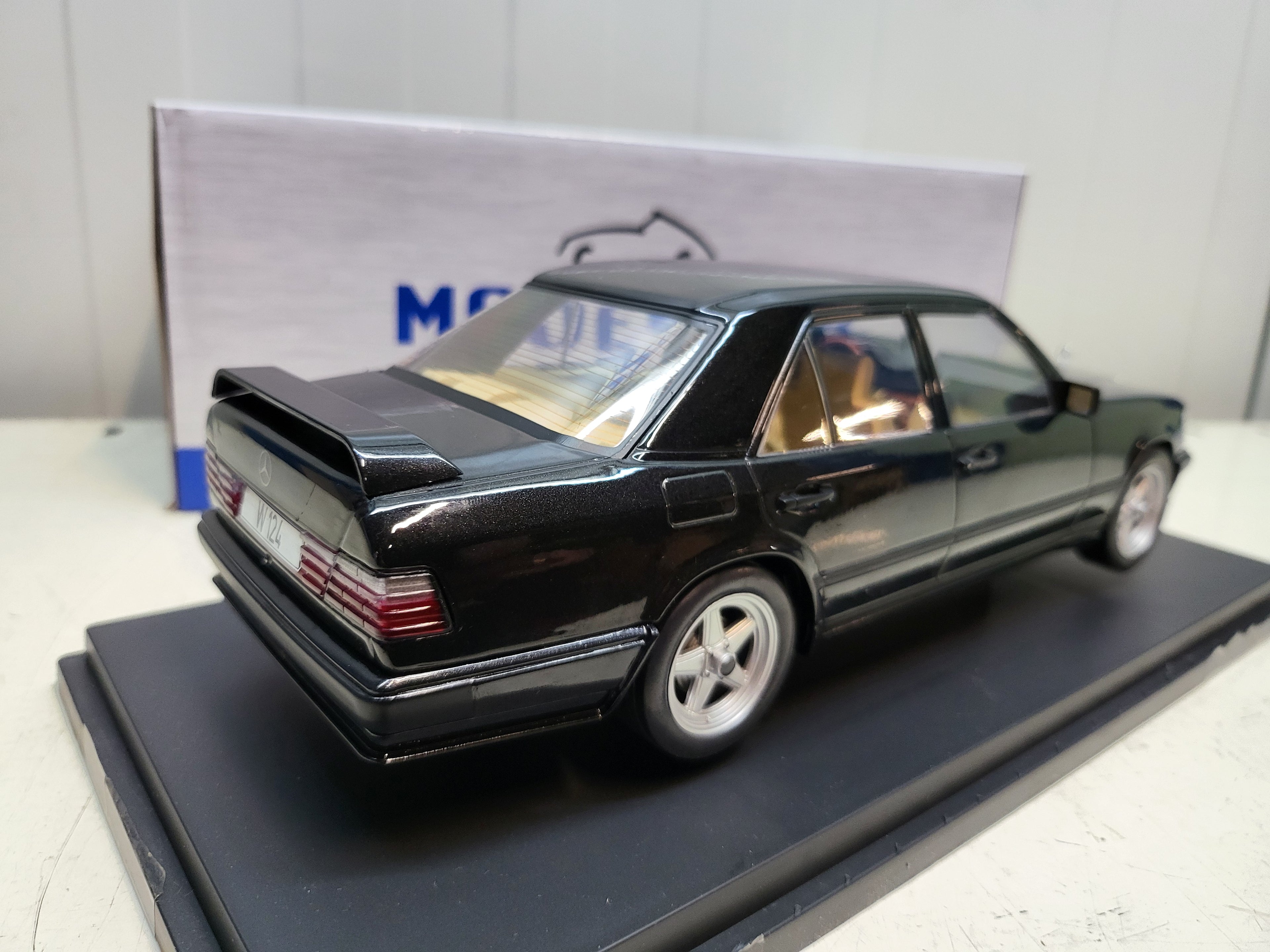 MCG: Mercedes-Benz W124 Tuning Zwart (1986) - Schaal 1:18