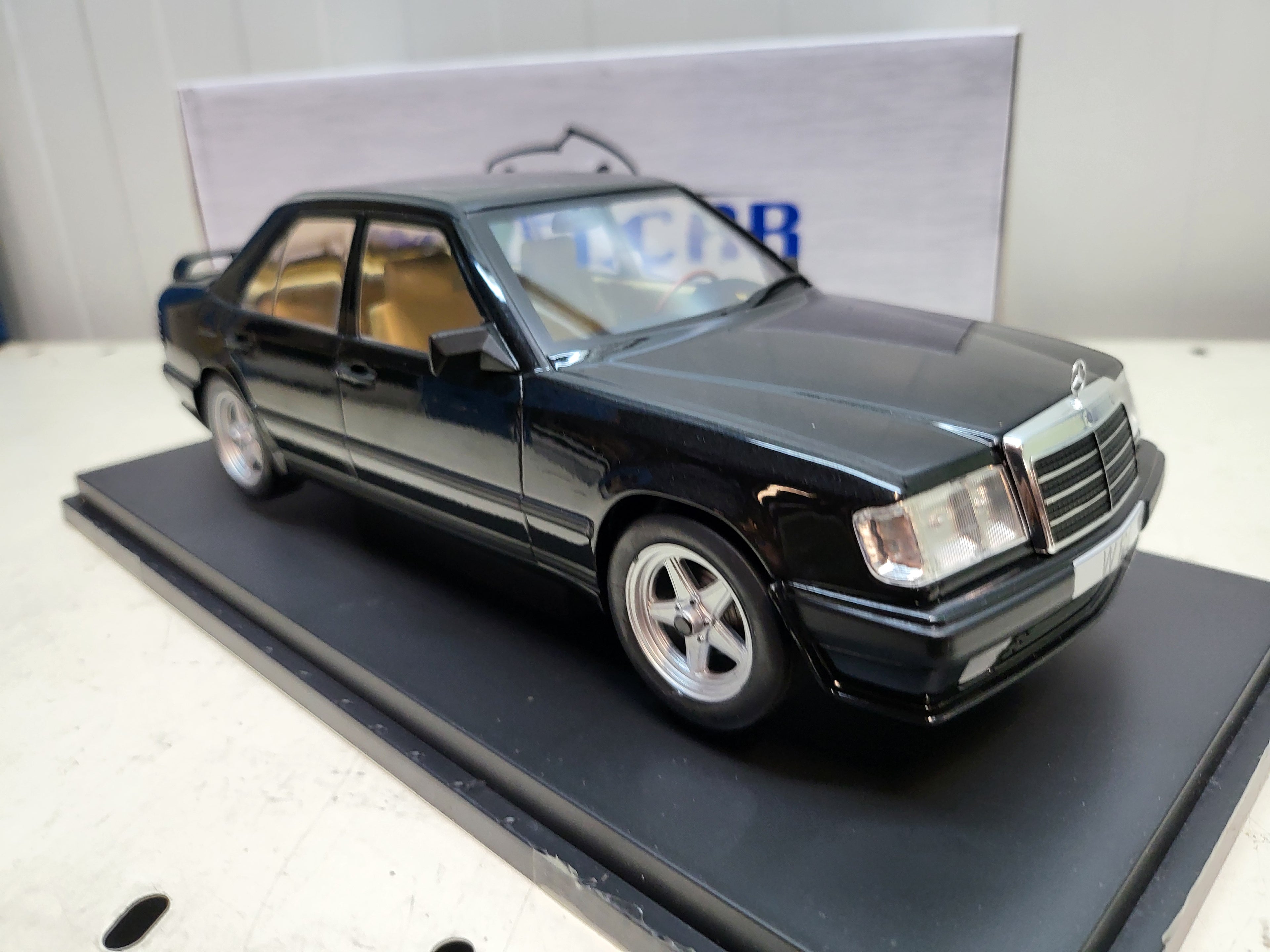 MCG: Mercedes-Benz W124 Tuning Zwart (1986) - Schaal 1:18