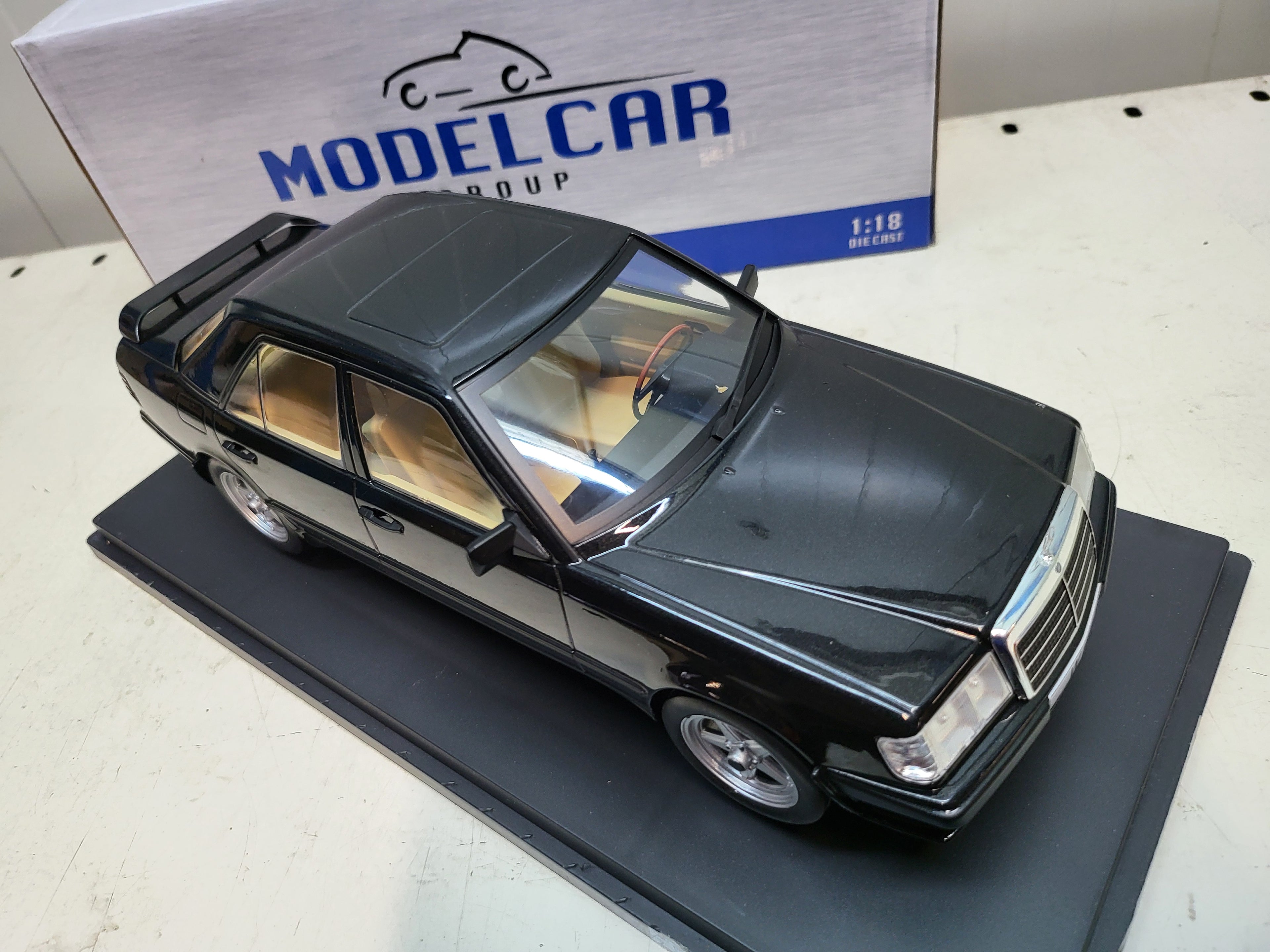 MCG: Mercedes-Benz W124 Tuning Zwart (1986) - Schaal 1:18