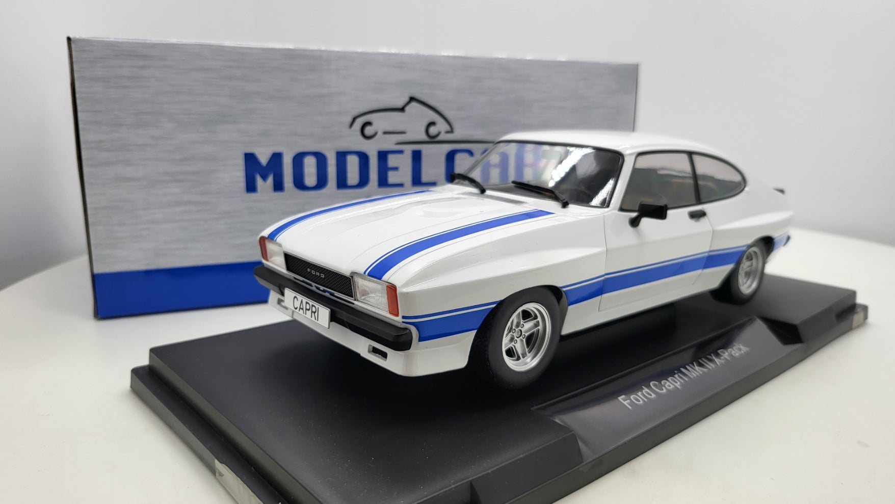 MCG: Ford Capri MK II X-Pack Wit/Blauw - Schaal 1:18