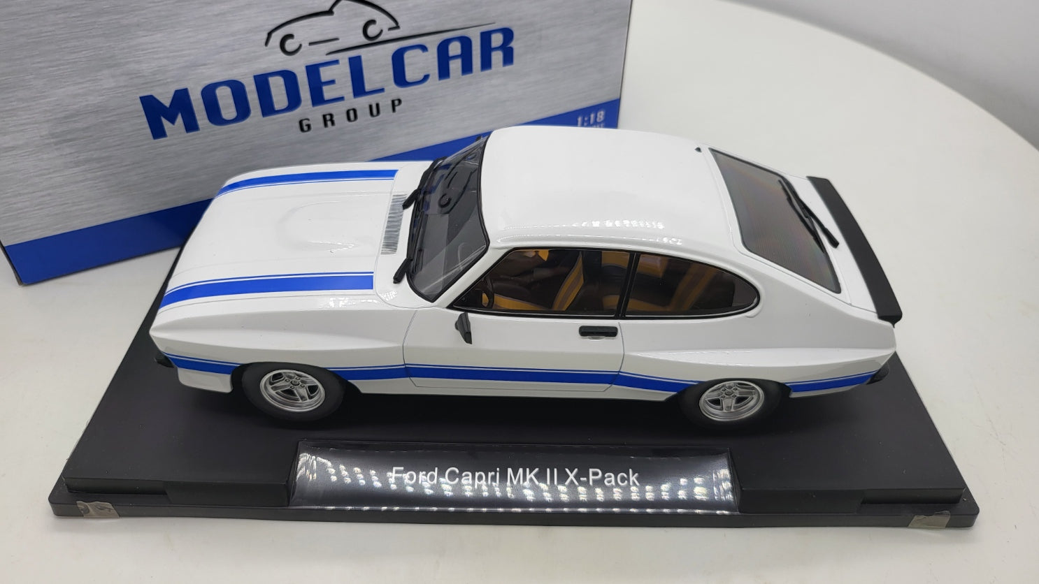 MCG: Ford Capri MK II X-Pack Wit/Blauw - Schaal 1:18