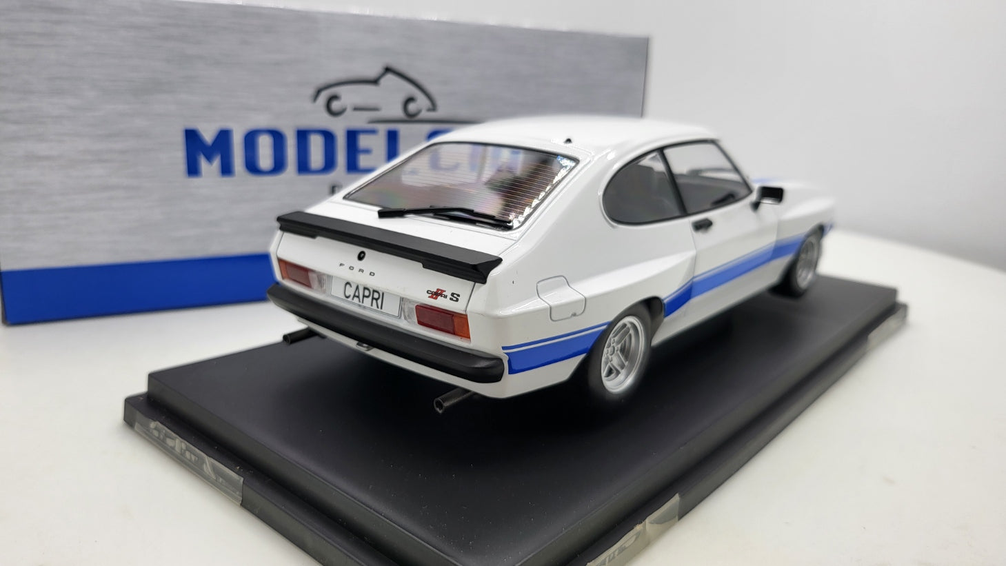 MCG: Ford Capri MK II X-Pack Wit/Blauw - Schaal 1:18