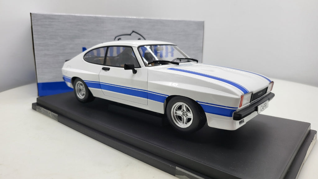 MCG: Ford Capri MK II X-Pack Wit/Blauw - Schaal 1:18
