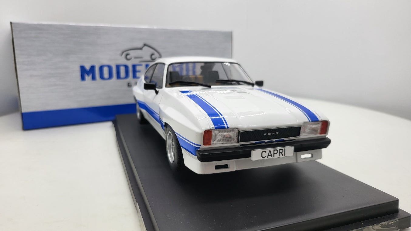 MCG: Ford Capri MK II X-Pack Wit/Blauw - Schaal 1:18