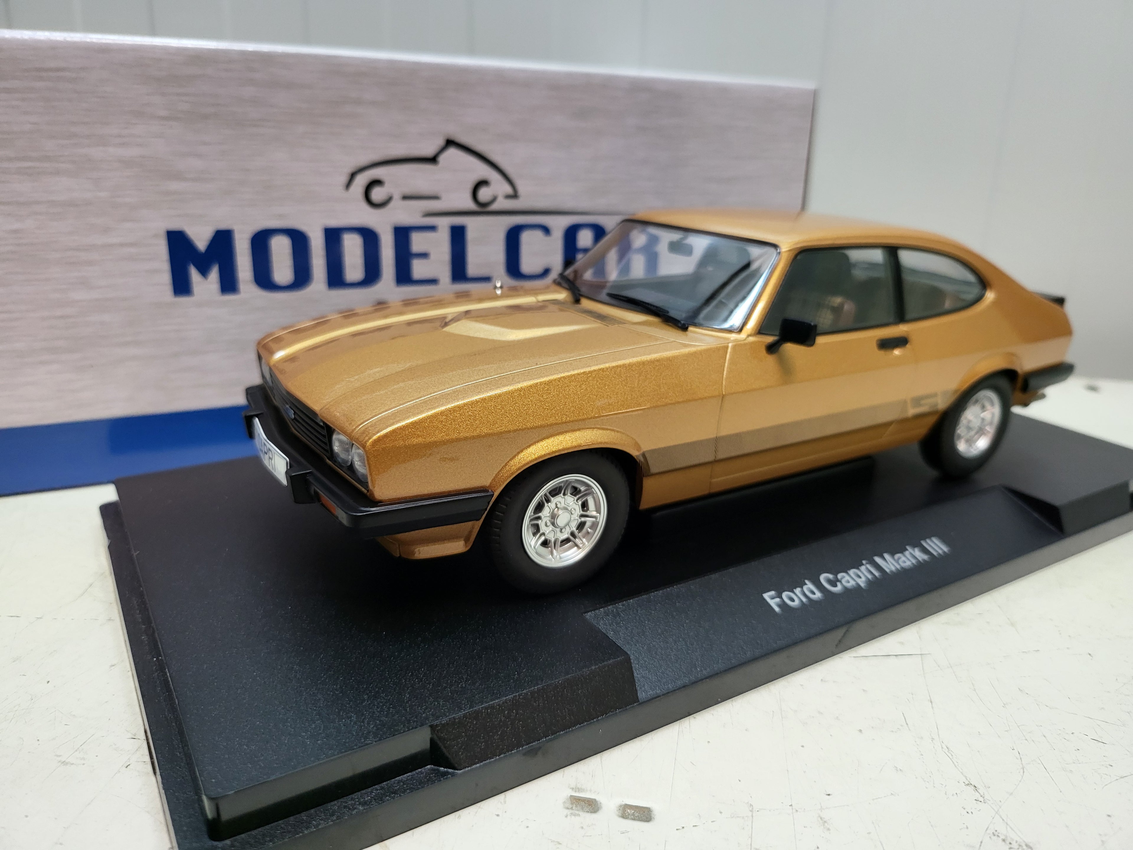 MCG: Ford Capri III Goud (1978) - Schaal 1:18