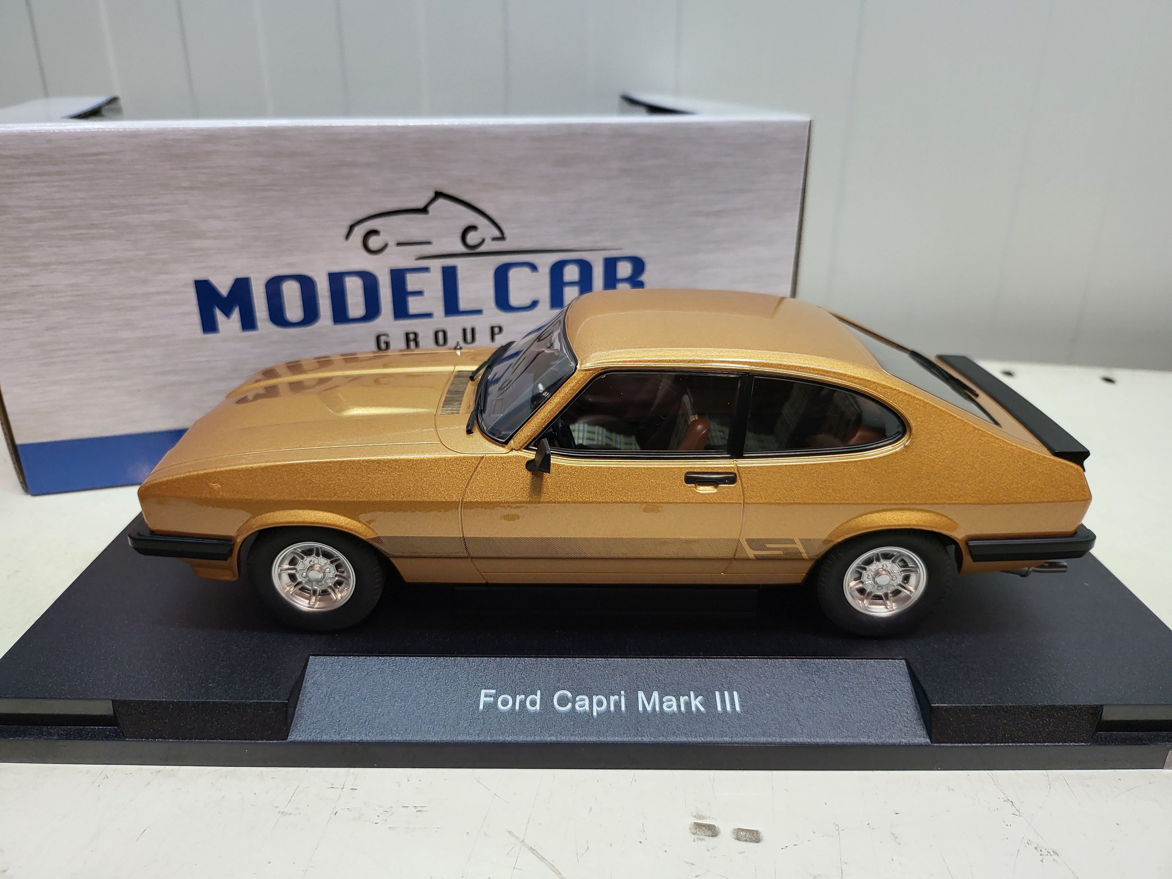 MCG: Ford Capri III Goud (1978) - Schaal 1:18