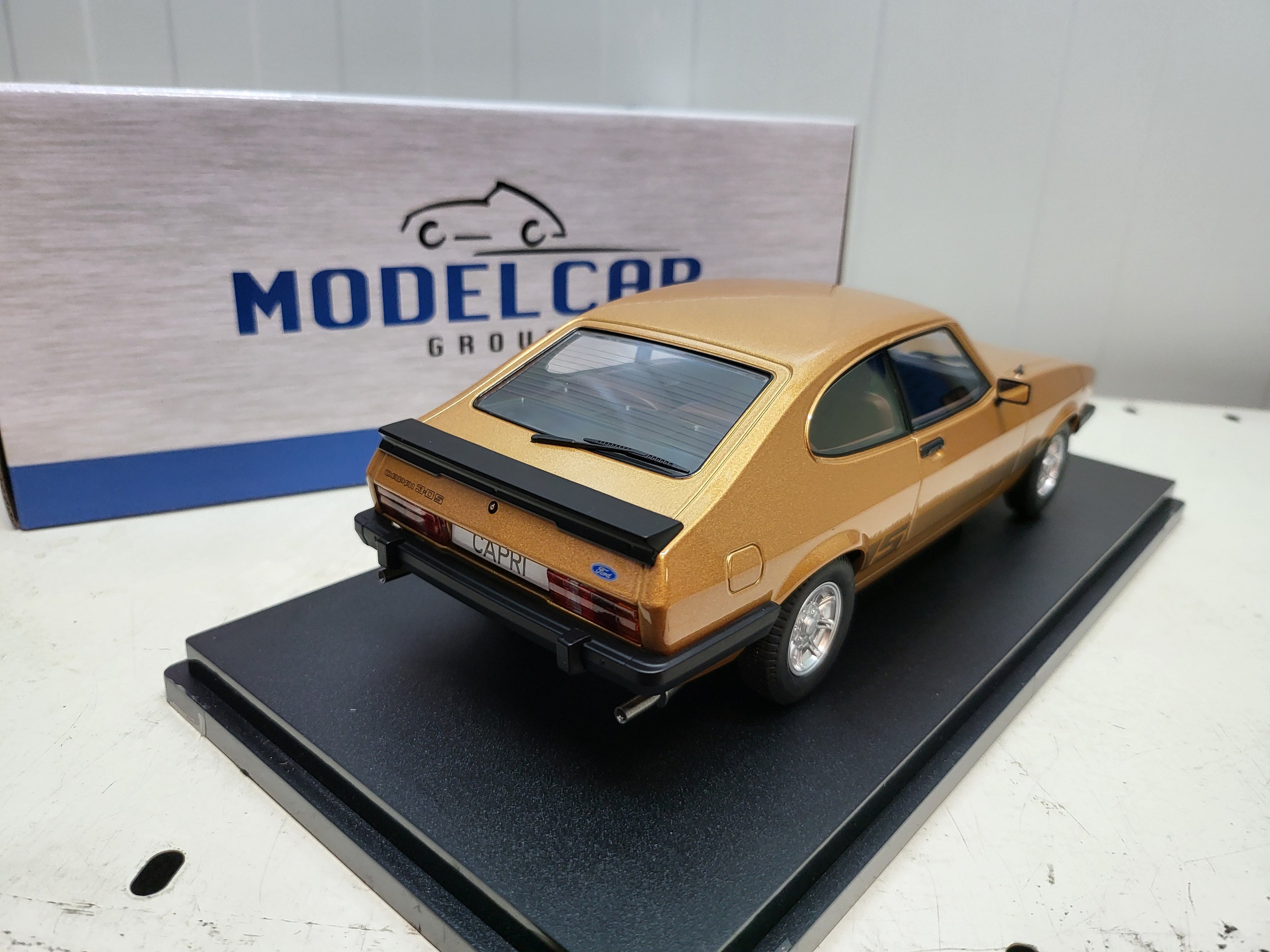 MCG: Ford Capri III Goud (1978) - Schaal 1:18