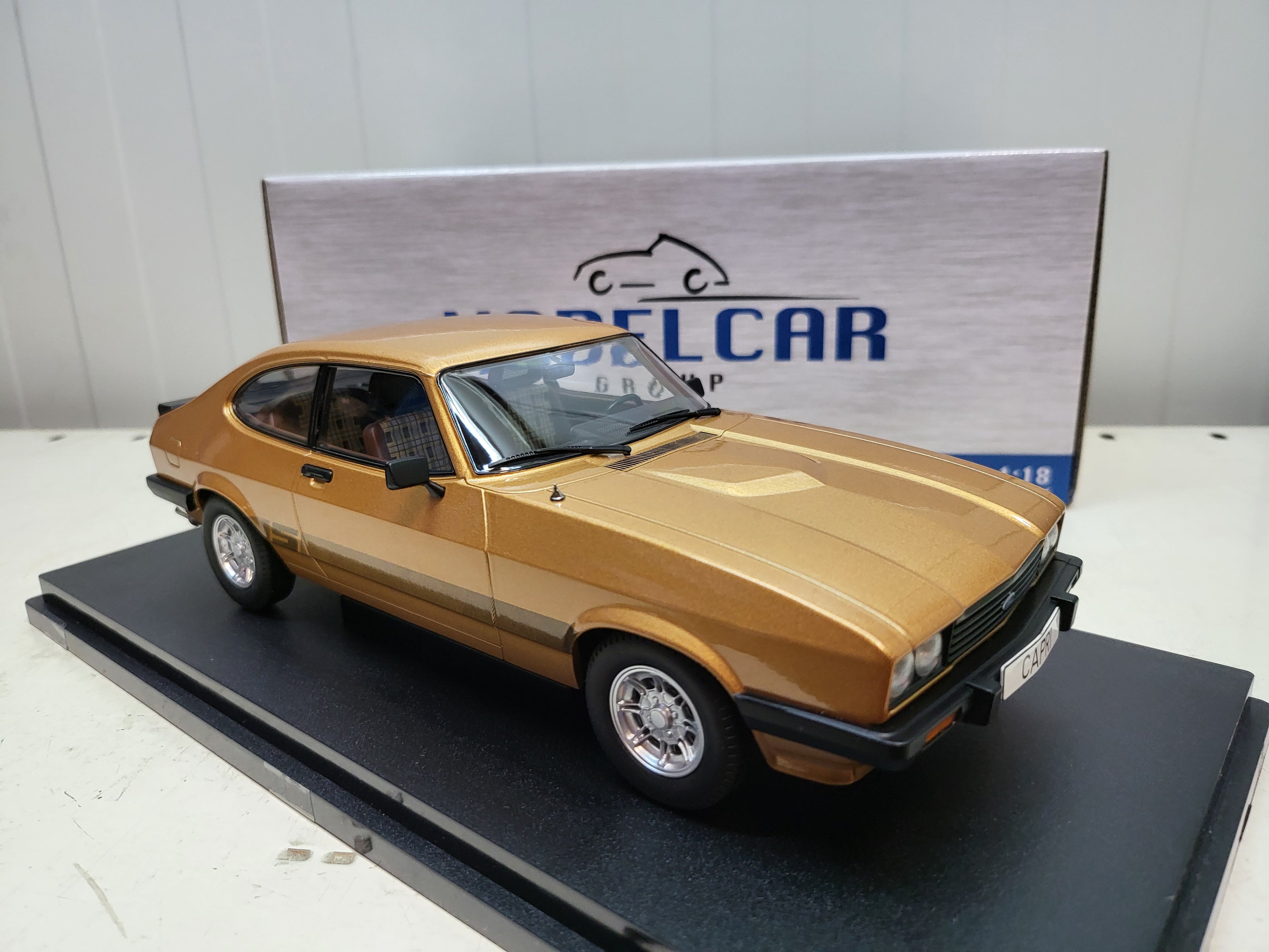 MCG: Ford Capri III Goud (1978) - Schaal 1:18
