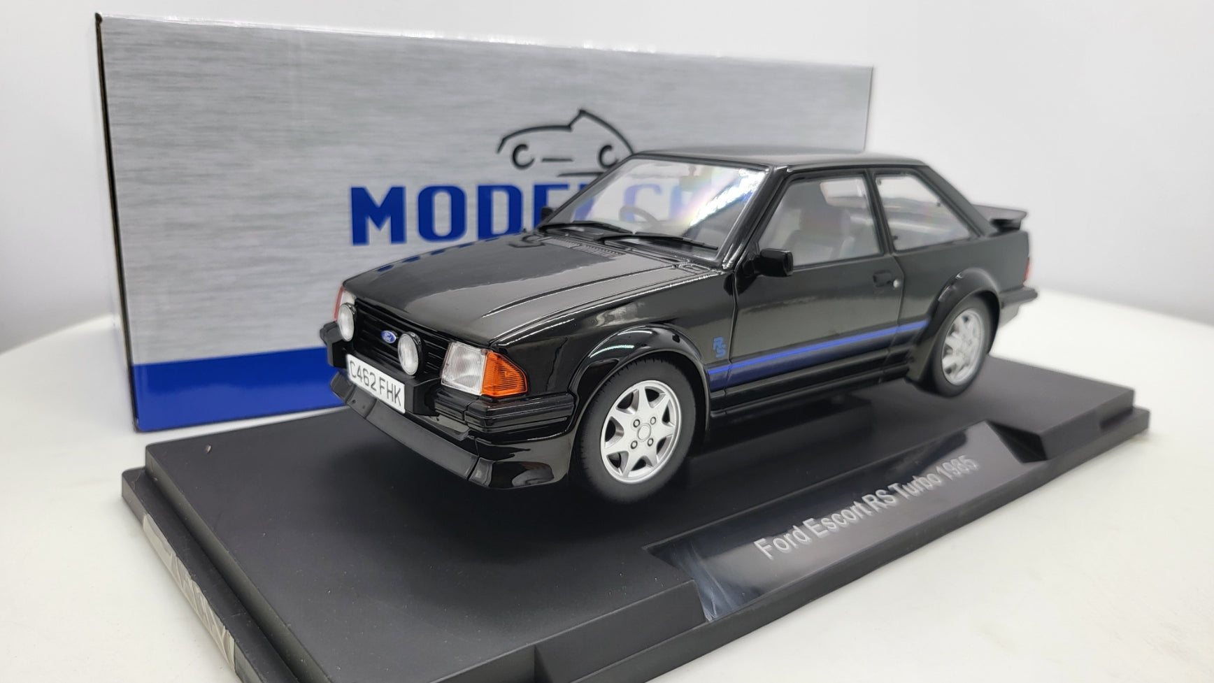 MCG: Ford Escort RS Turbo Zwart (1985) - Schaal 1:18