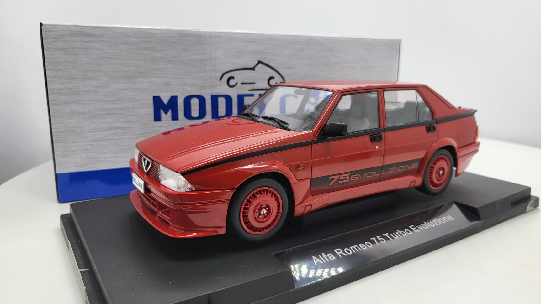 Alfa Romeo 75 Turbo Evoluzione Rood 1987 MCG 1:18
