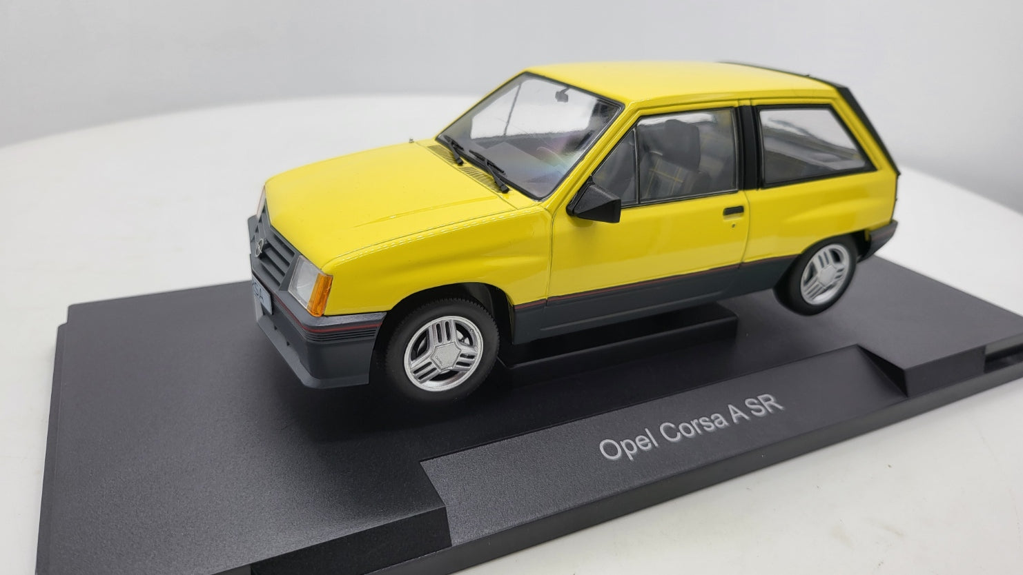 MCG: Opel Corsa A SR Geel (1982) - Schaal 1:18