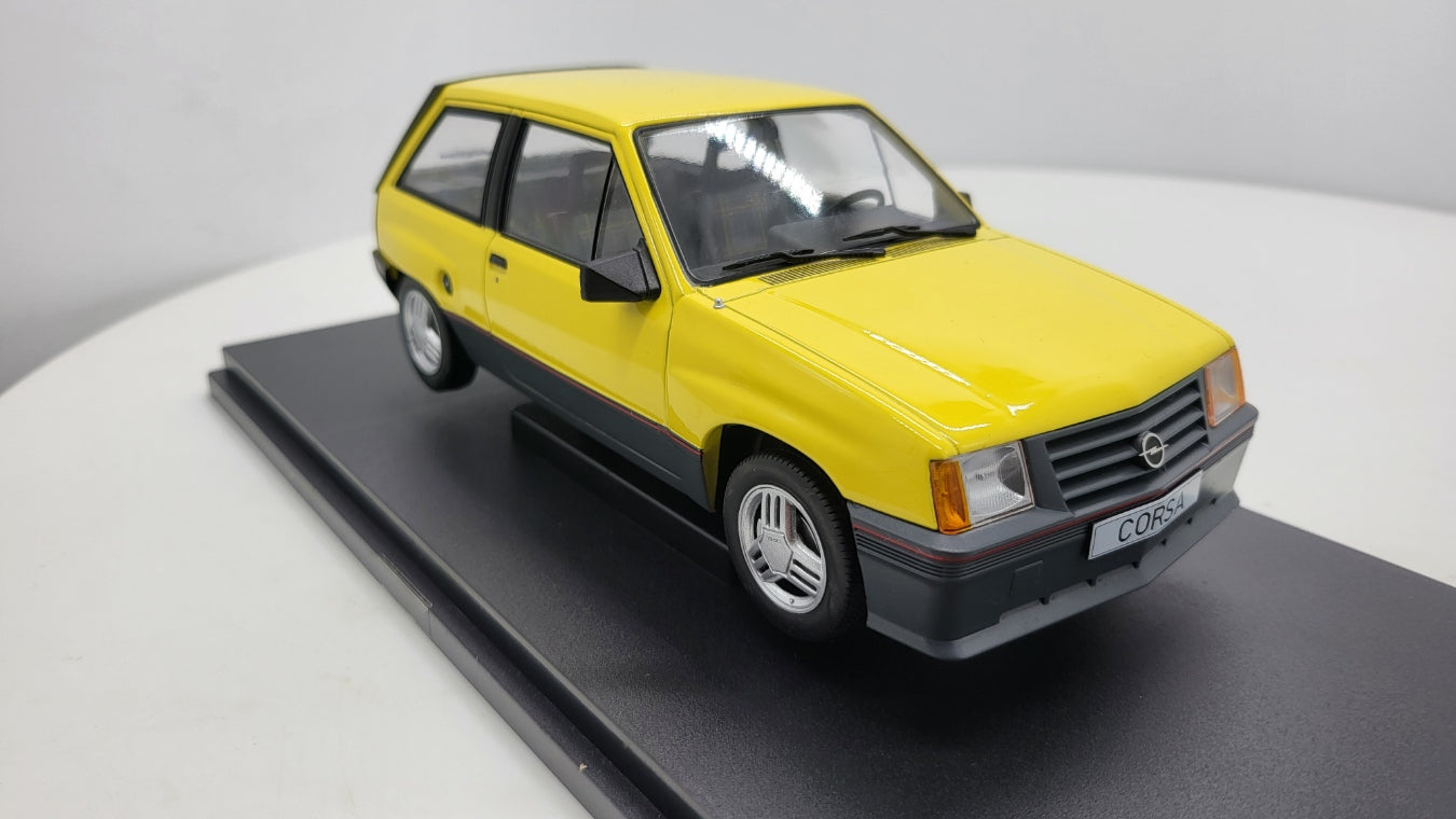 MCG: Opel Corsa A SR Geel (1982) - Schaal 1:18