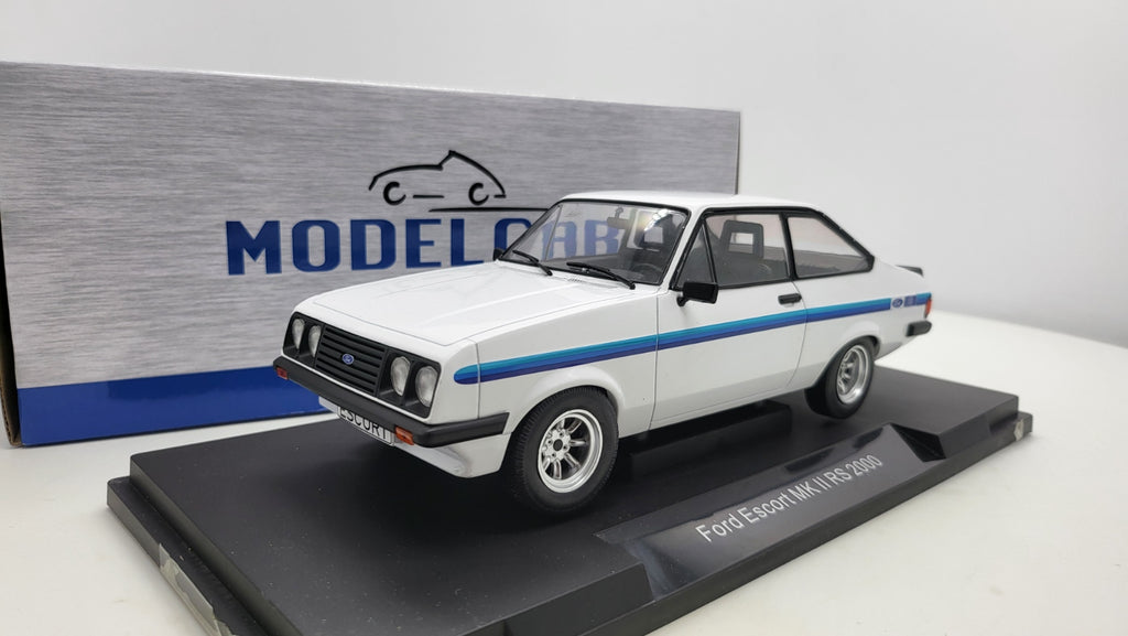 MCG: Ford Escort MK II RS 2000 Wit/Blauw (1977) - Schaal 1:18