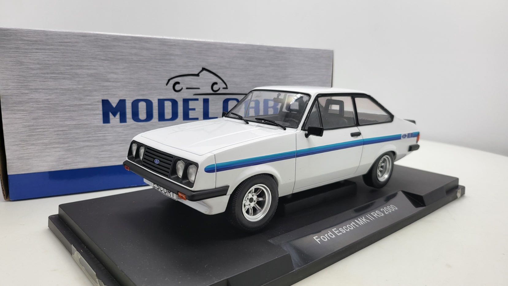 MCG: Ford Escort MK II RS 2000 Wit/Blauw (1977) - Schaal 1:18