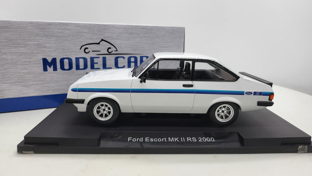 MCG: Ford Escort MK II RS 2000 Wit/Blauw (1977) - Schaal 1:18