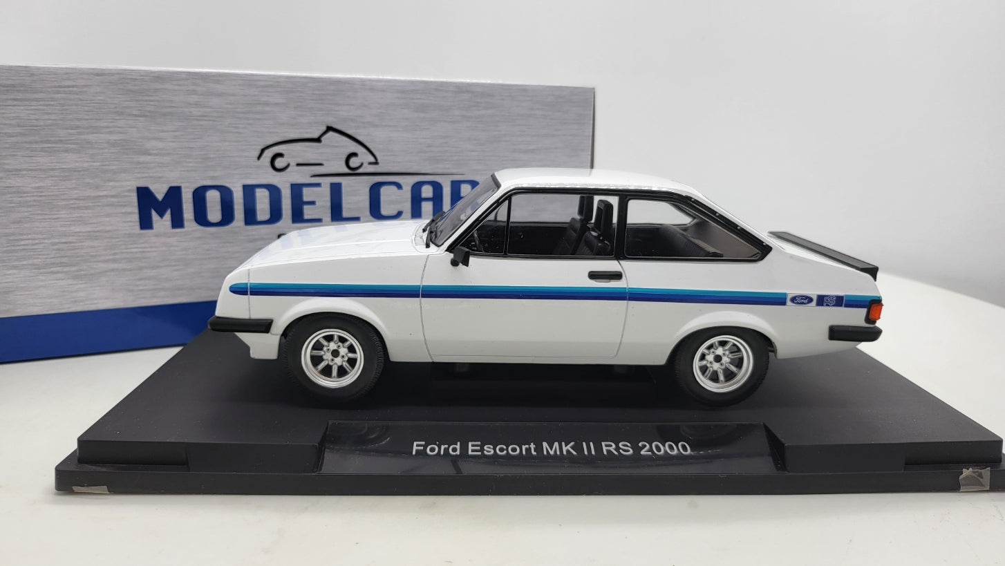MCG: Ford Escort MK II RS 2000 Wit/Blauw (1977) - Schaal 1:18