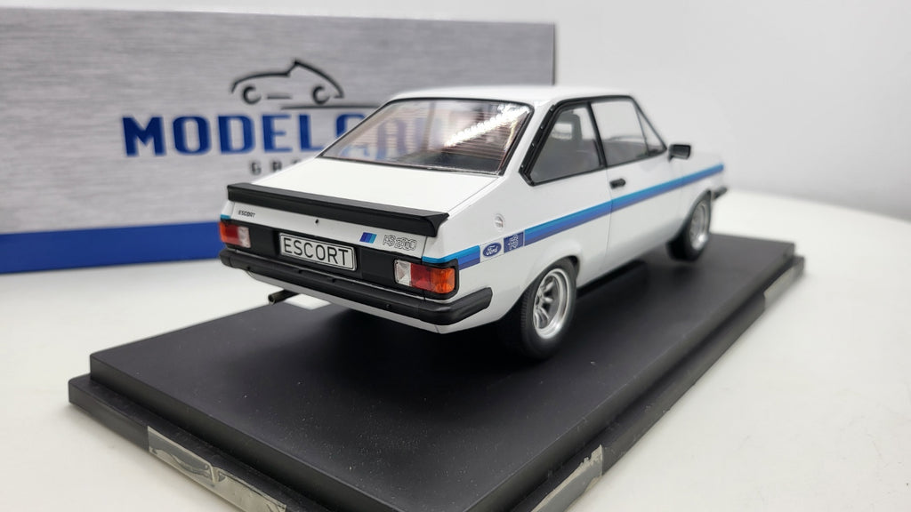 MCG: Ford Escort MK II RS 2000 Wit/Blauw (1977) - Schaal 1:18