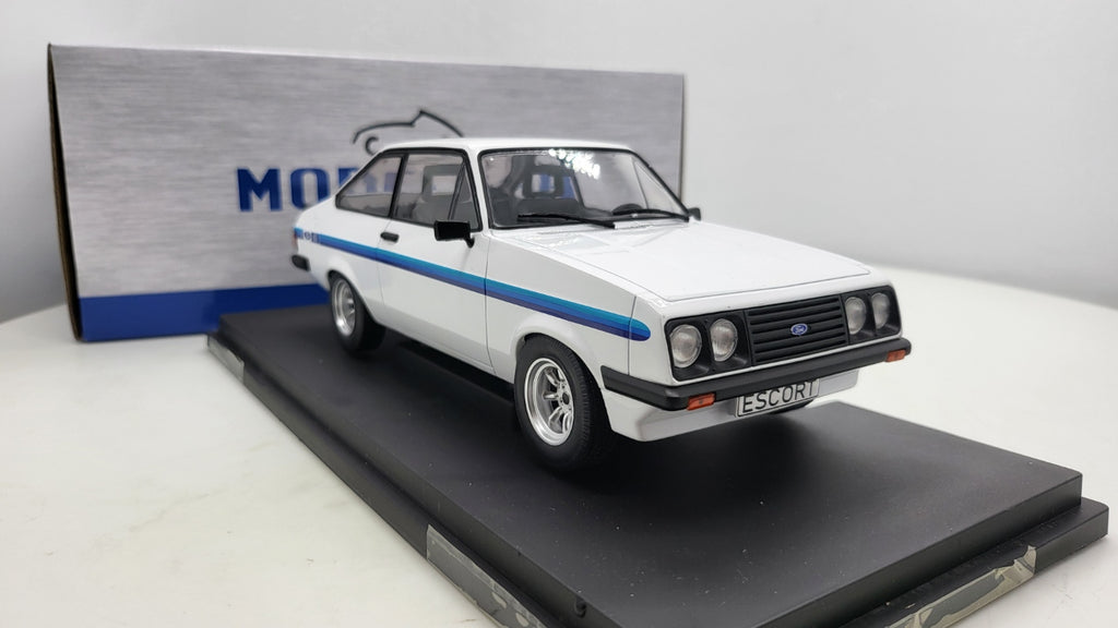MCG: Ford Escort MK II RS 2000 Wit/Blauw (1977) - Schaal 1:18