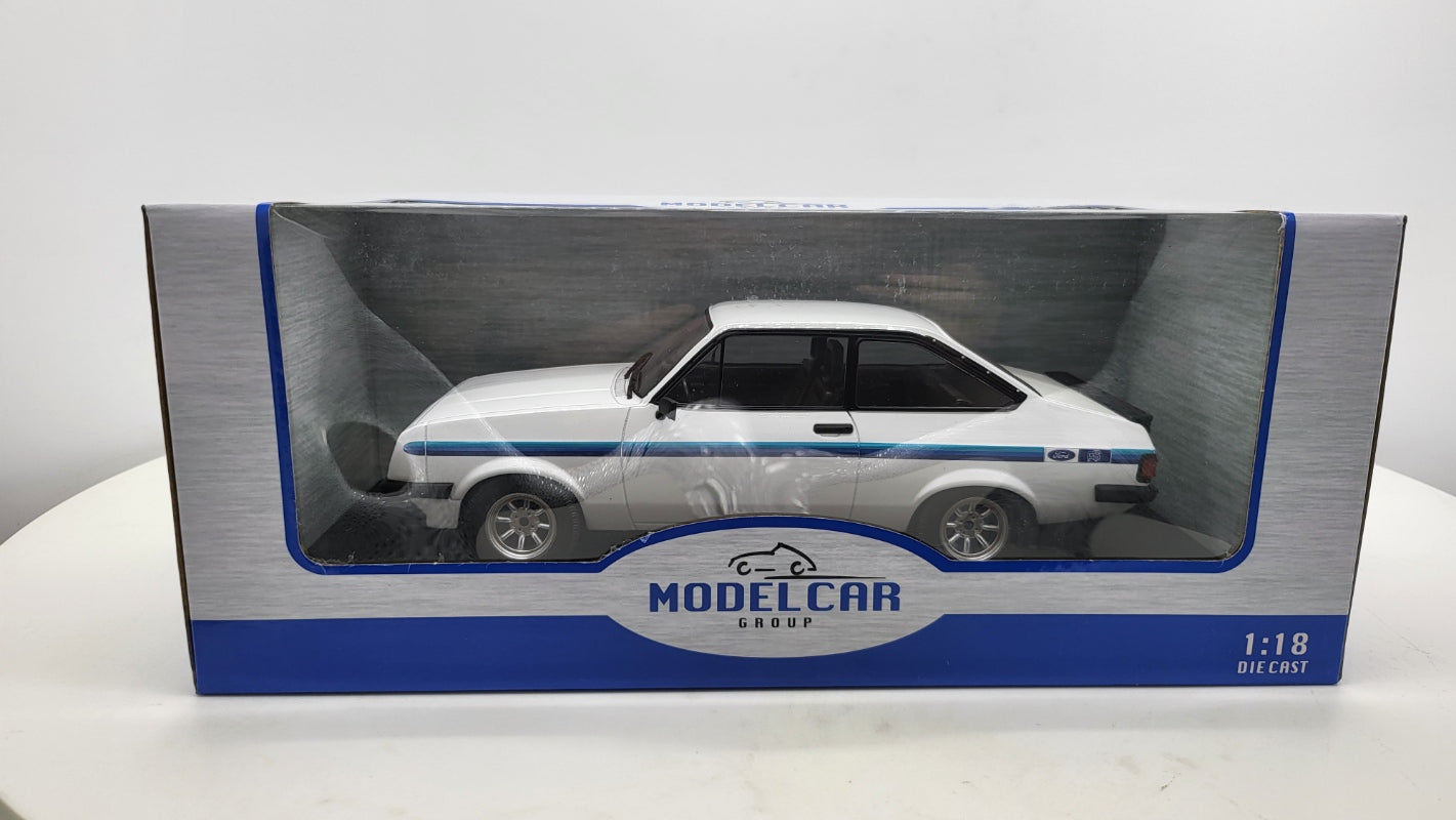 MCG: Ford Escort MK II RS 2000 Wit/Blauw (1977) - Schaal 1:18