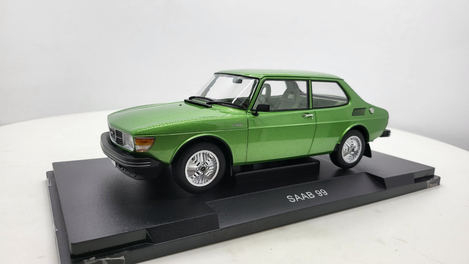 MCG: Saab 99 Turbo Groen (1977) - Schaal 1:18