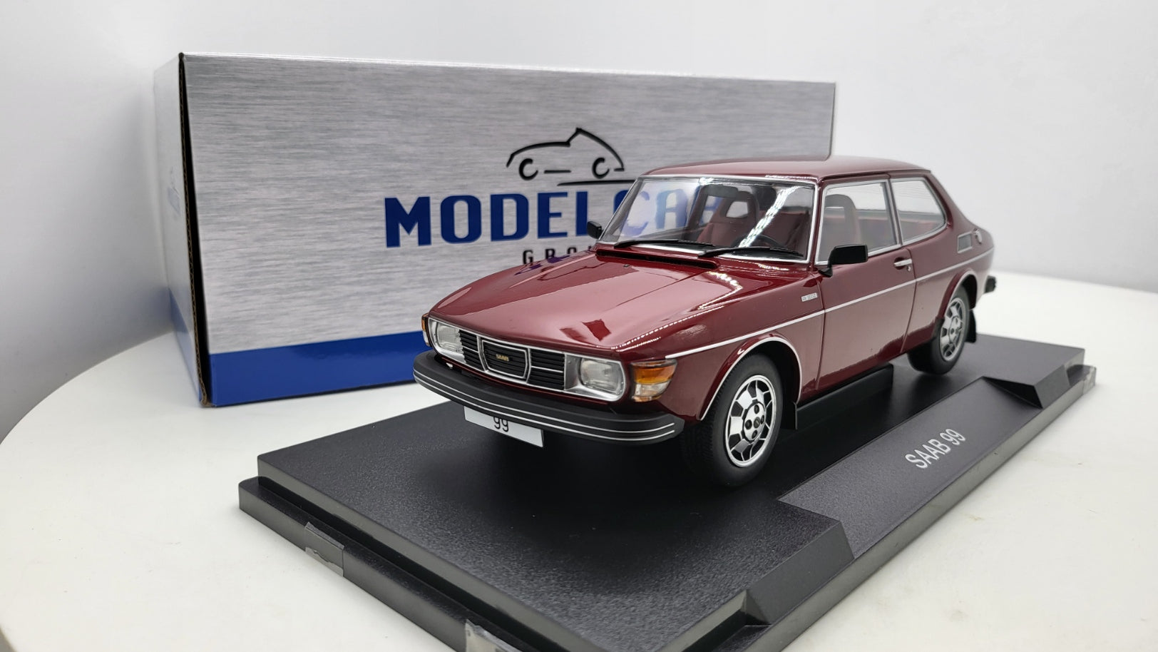 MCG: Saab 99 EMS Donker Rood (1977) - Schaal 1:18