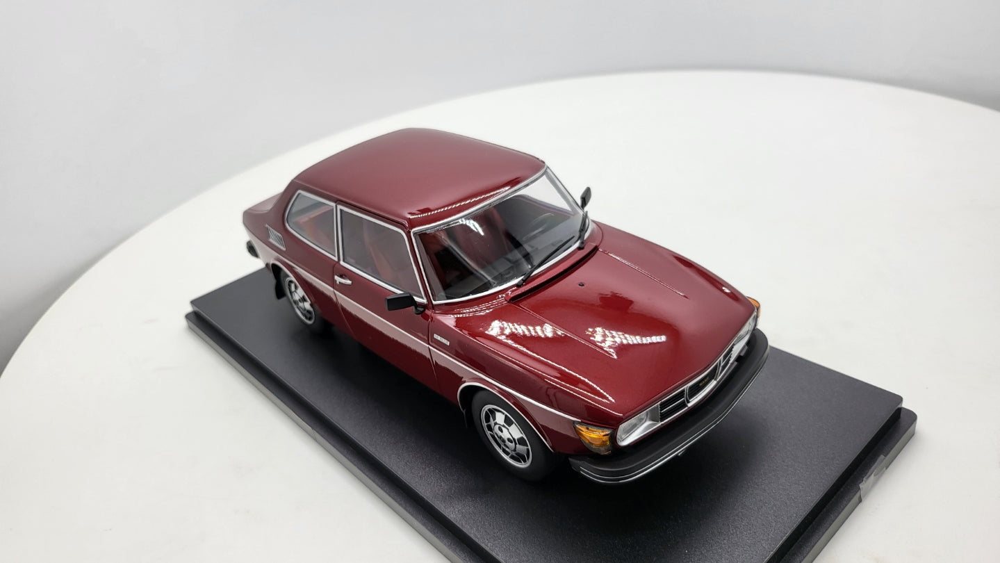MCG: Saab 99 EMS Donker Rood (1977) - Schaal 1:18