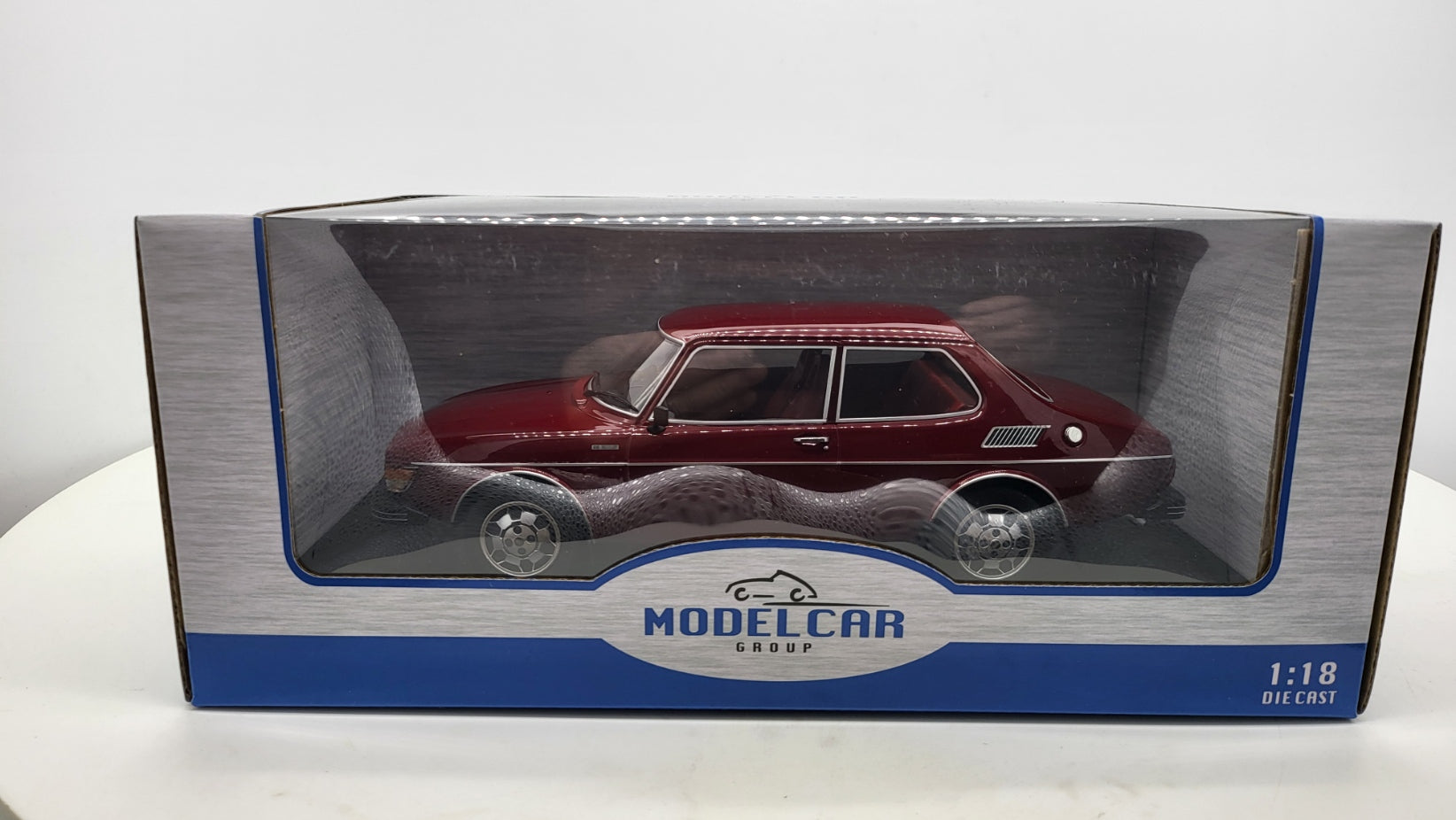 MCG: Saab 99 EMS Donker Rood (1977) - Schaal 1:18