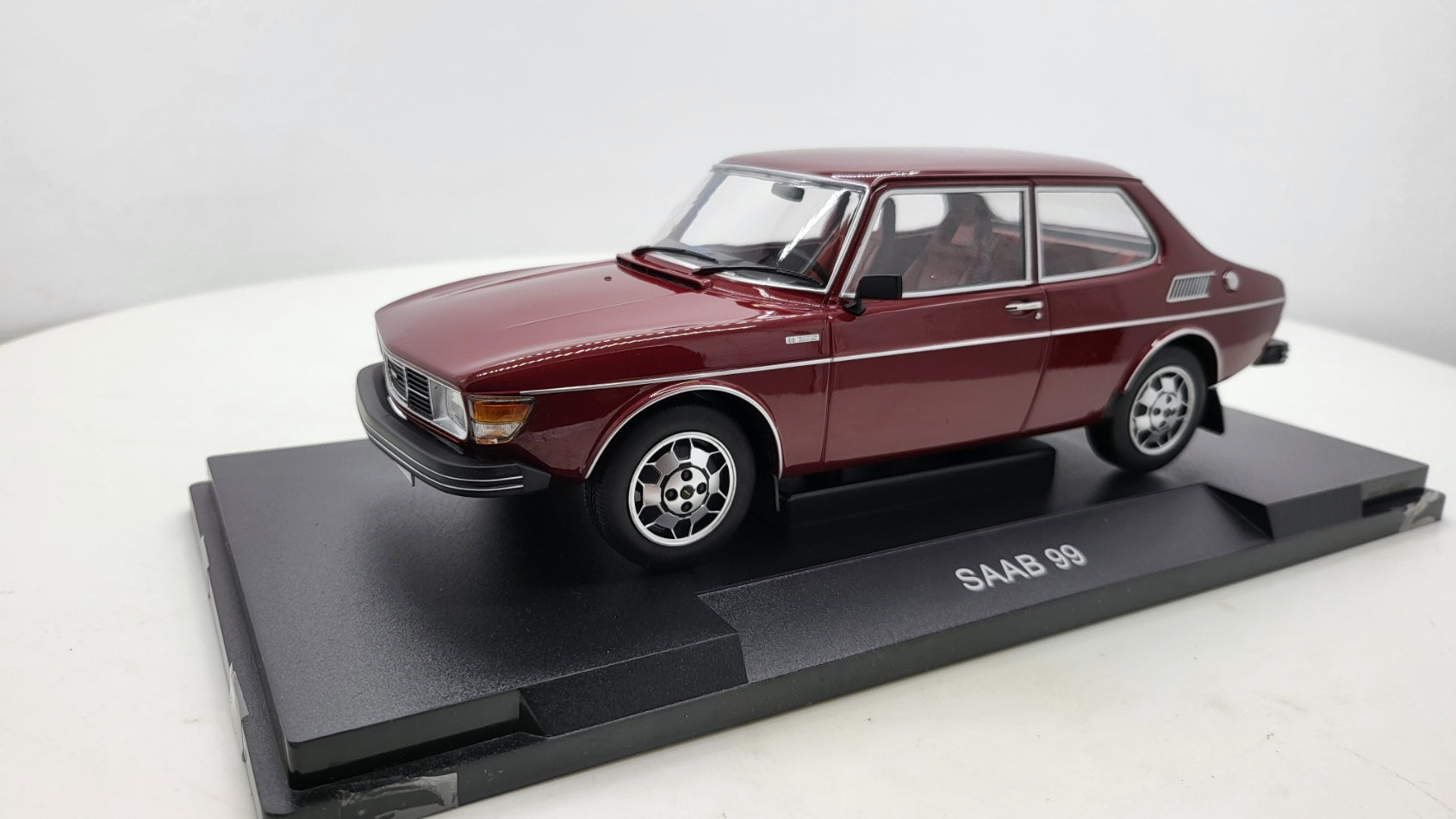 MCG: Saab 99 EMS Donker Rood (1977) - Schaal 1:18