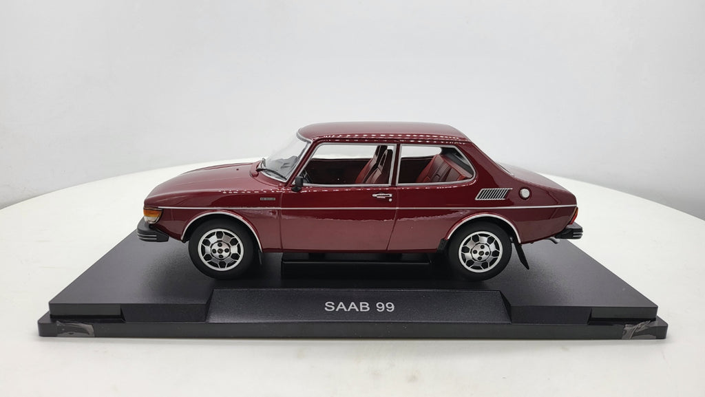 MCG: Saab 99 EMS Donker Rood (1977) - Schaal 1:18